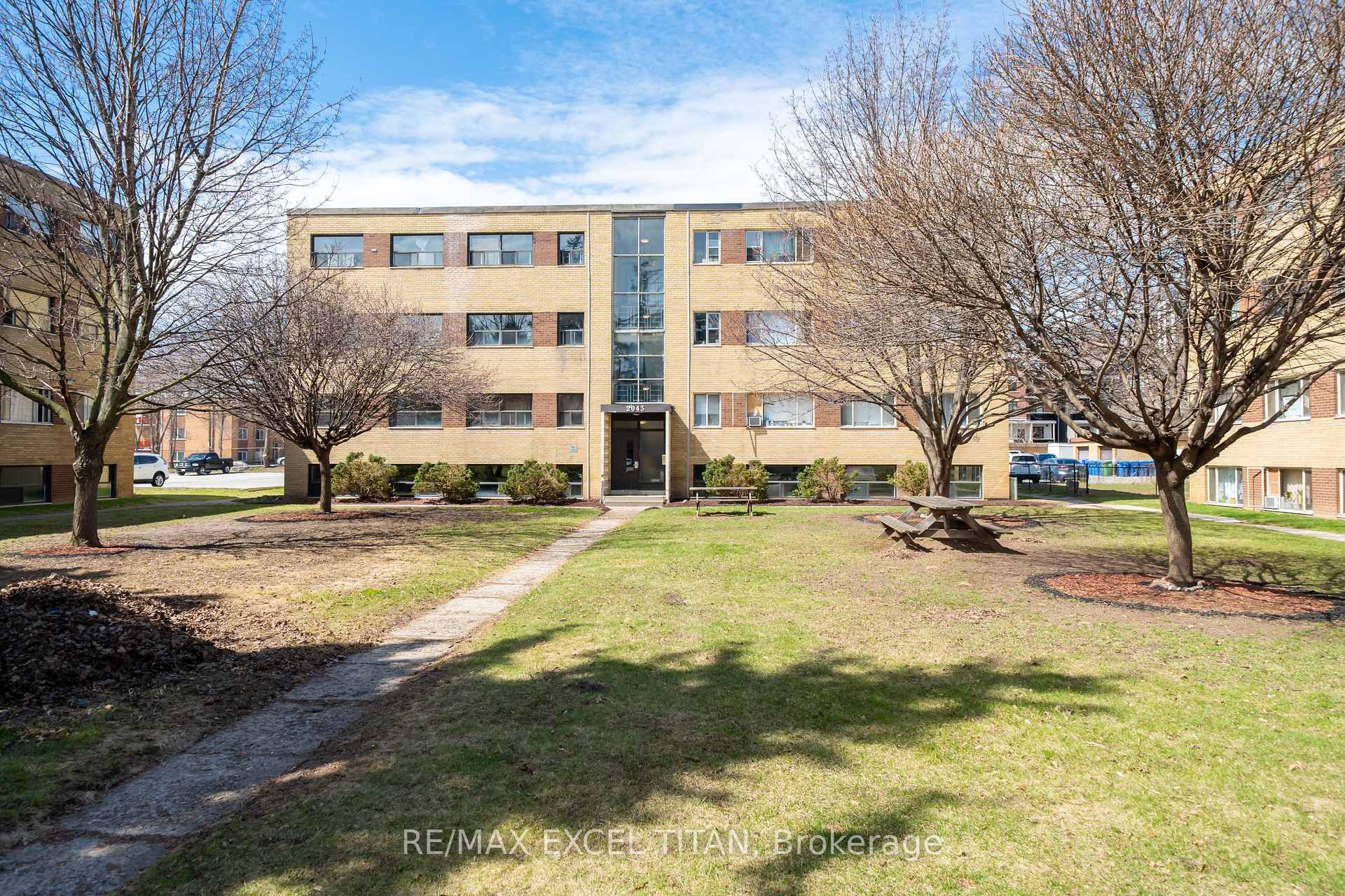 Photo 12 of Unit 2, 799 Robinson Street, Burlington, Brant — HOMEH