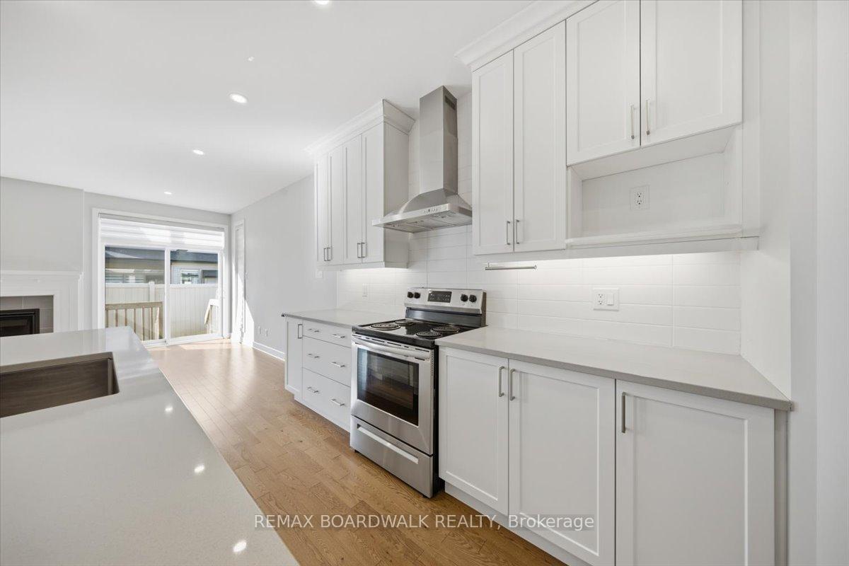 Photo 9 of 54 Thunderbolt Street, Ottawa, Kanata - Emerald Meadows/Trailwest — HOMEH
