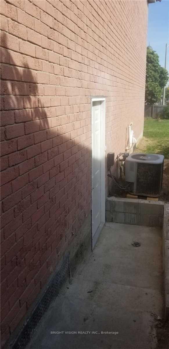 Photo 2 of Unit Bsmt, 93 Chloe Crescent, Markham, Middlefield — HOMEH