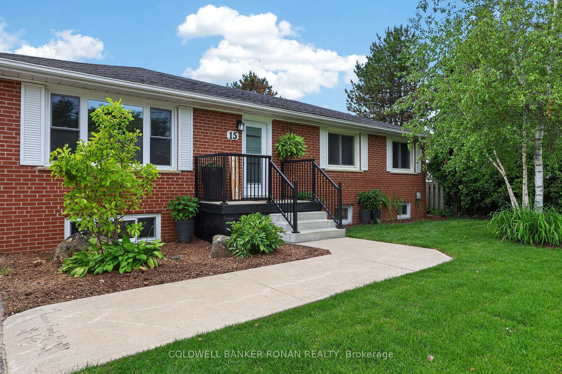 Photo 2 of 15 Essa Road, New Tecumseth, Alliston — HOMEH
