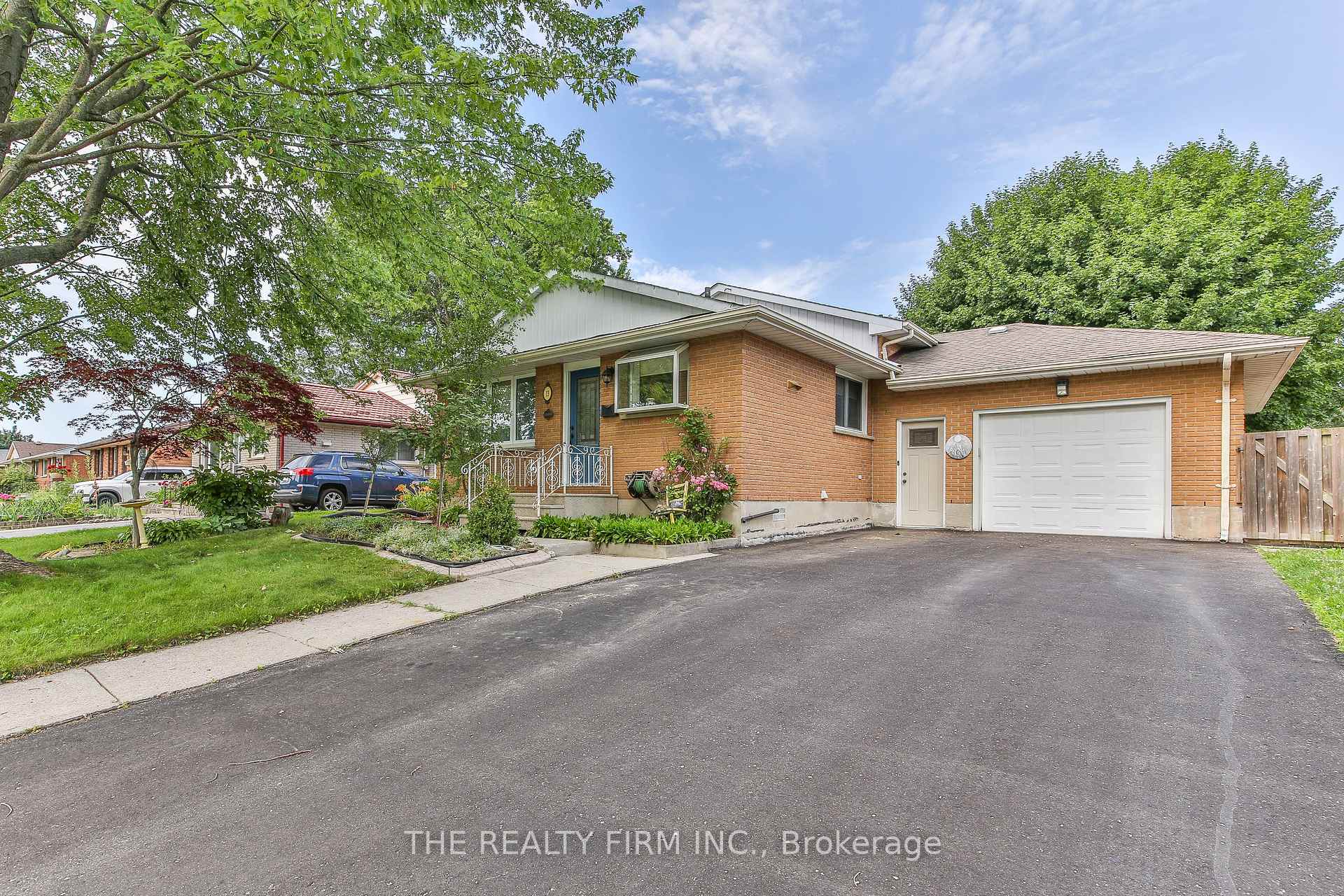 Photo 2 of 13 Vanbuskirk Drive, St. Thomas — HOMEH