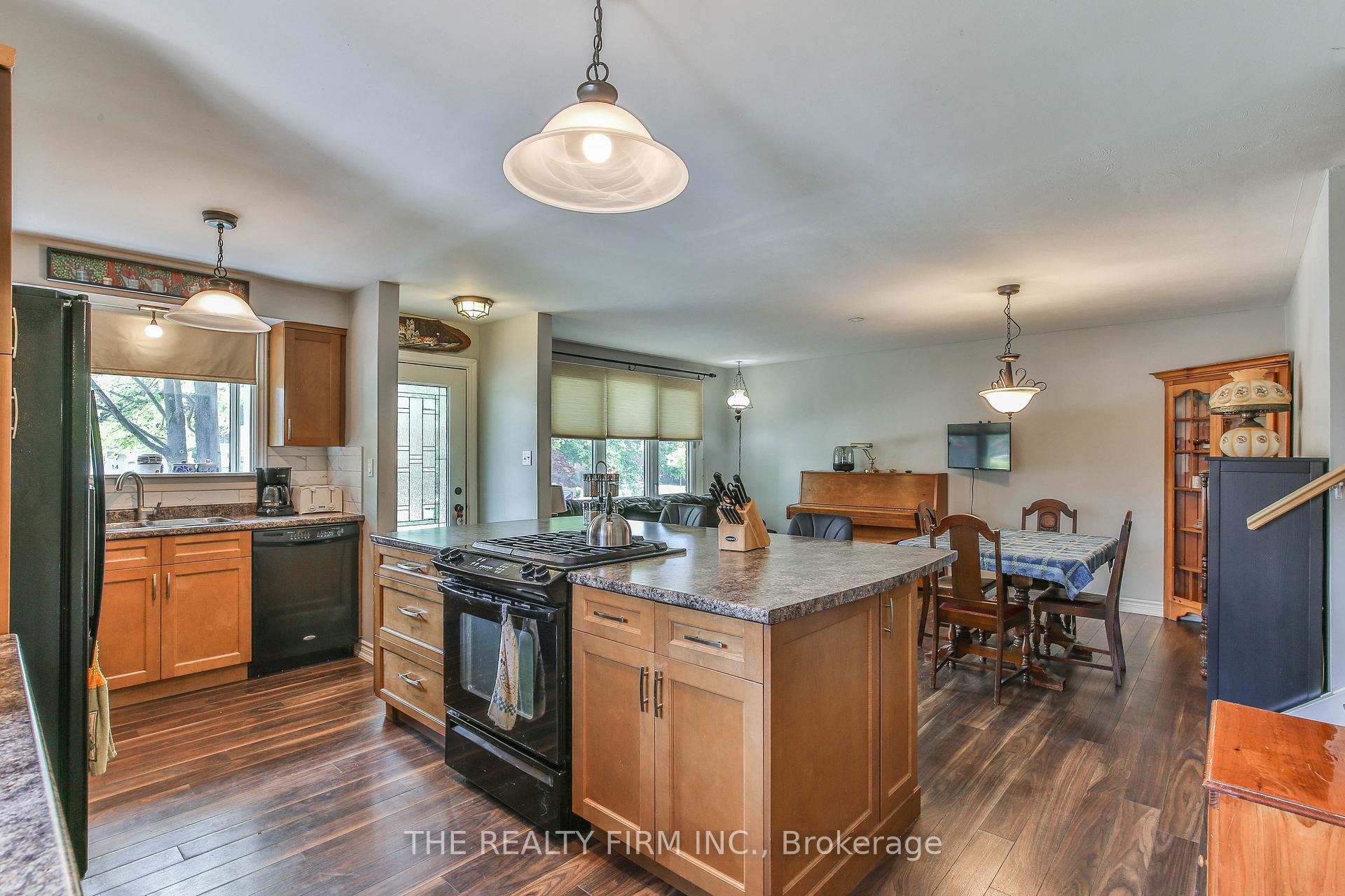 Photo 8 of 13 Vanbuskirk Drive, St. Thomas — HOMEH