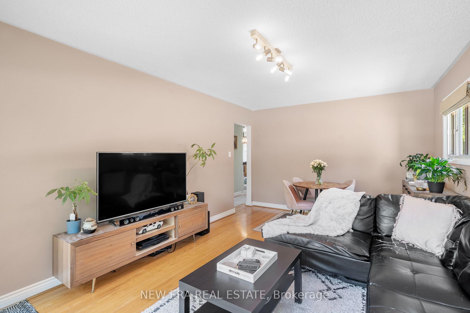 Photo 11 of 91 Hadrian Drive, Etobicoke, Elms-Old Rexdale — HOMEH