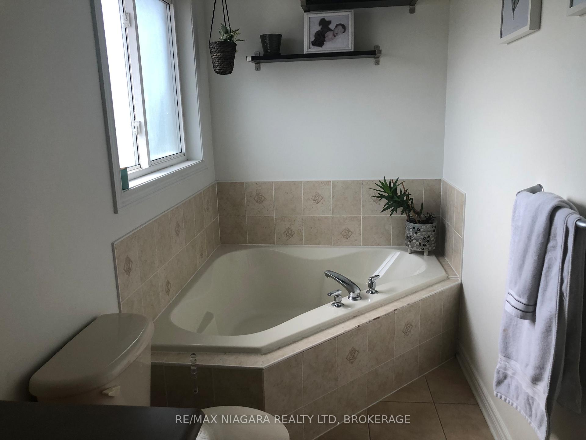 Photo 23 of 84 Mcbride Drive, St. Catharines, Rykert/Vansickle — HOMEH