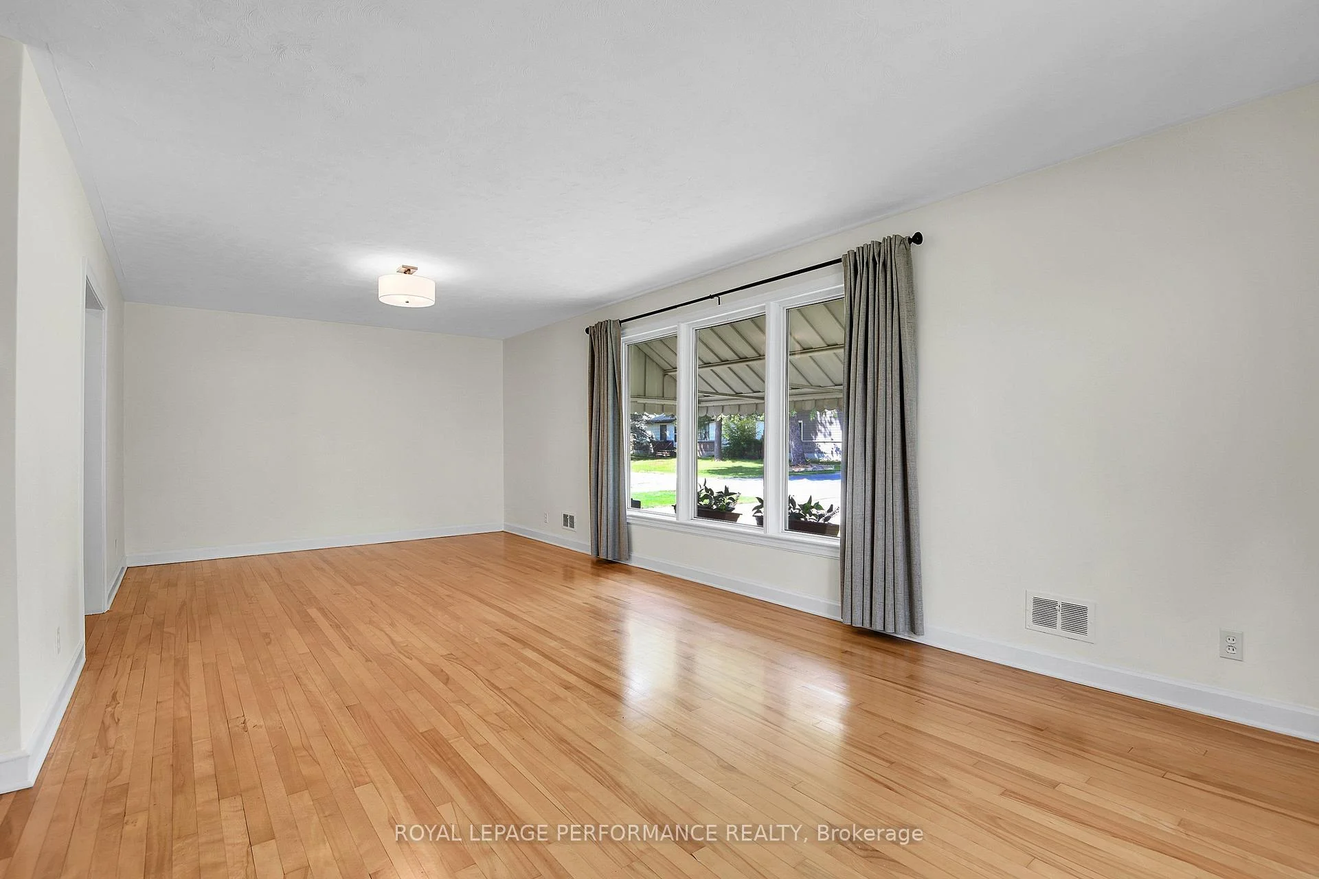 Photo 4 of 2243 Hillary Avenue, Ottawa, Alta Vista — HOMEH