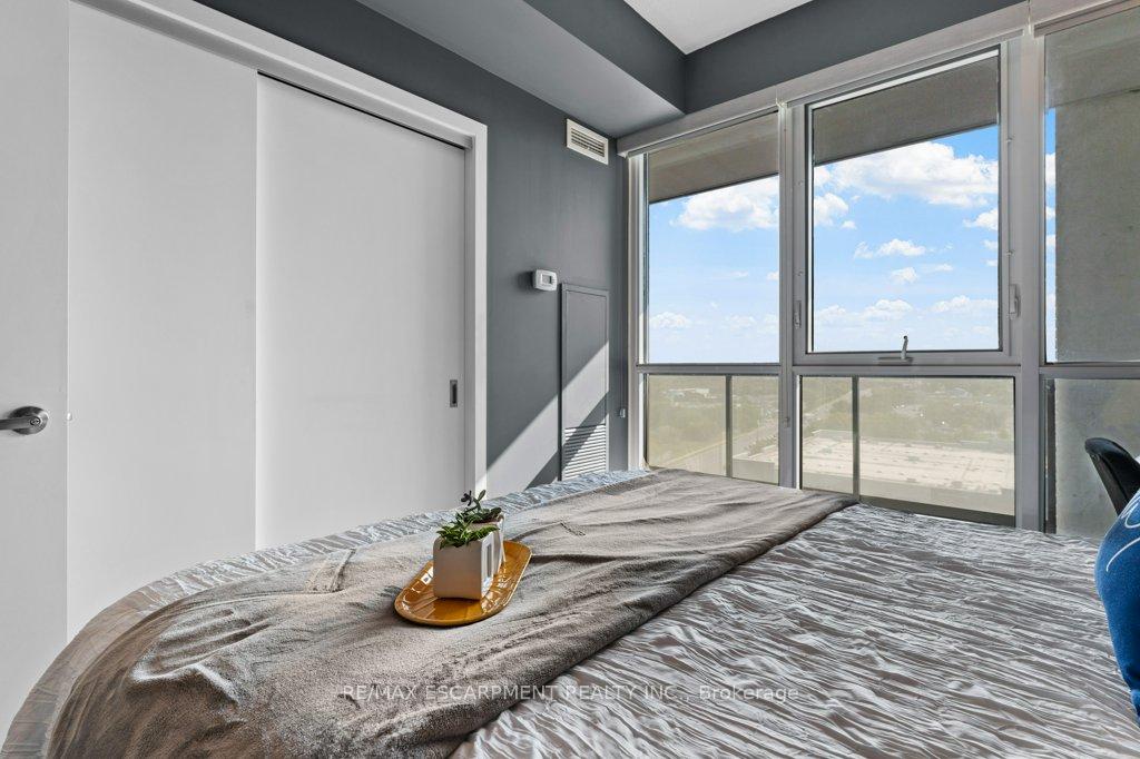 Photo 12 of Unit 1304, 2087 Fairview Street, Burlington, Freeman — HOMEH