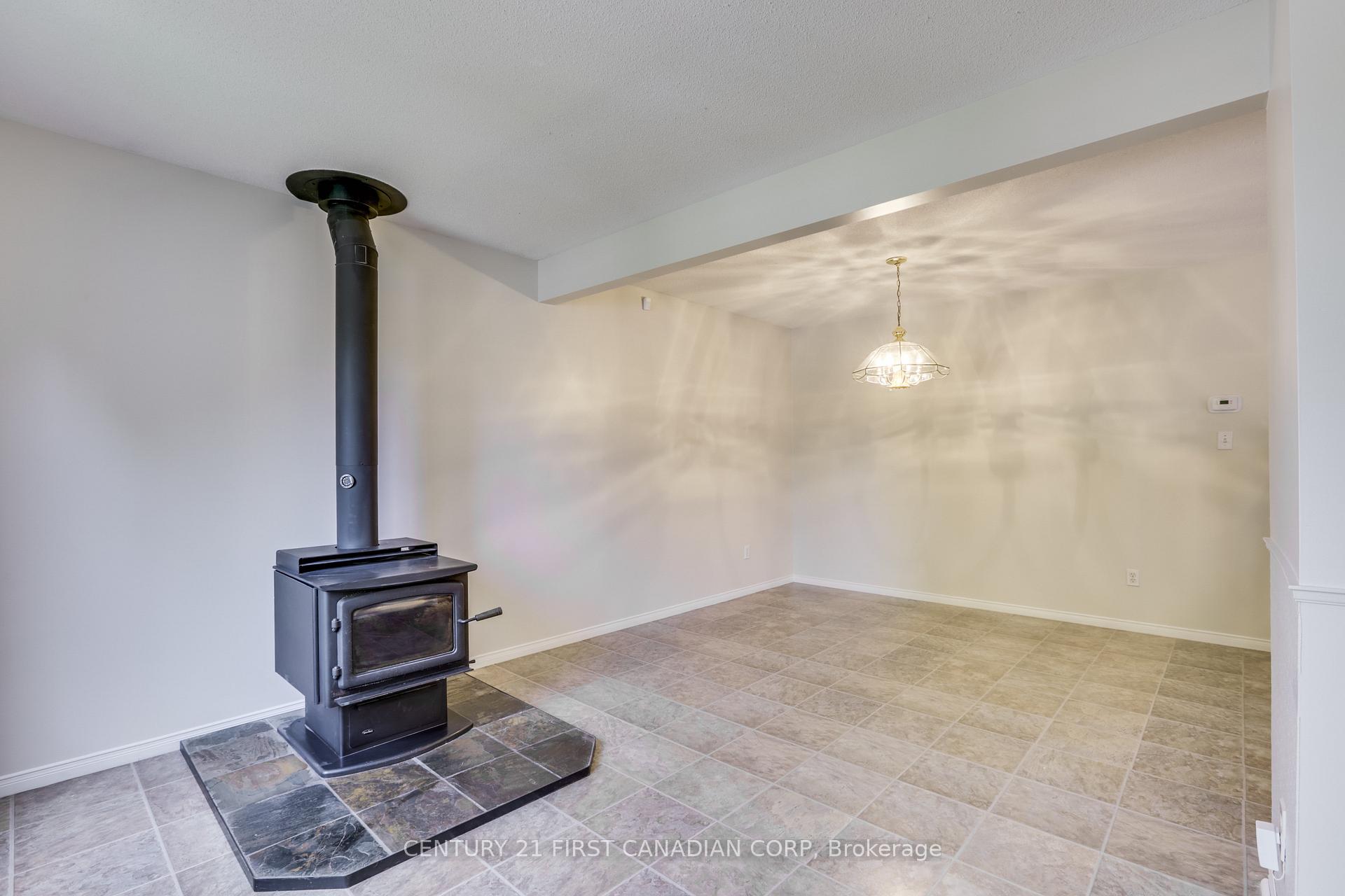 Photo 4 of 604 Talltree Crescent, London, East I — HOMEH