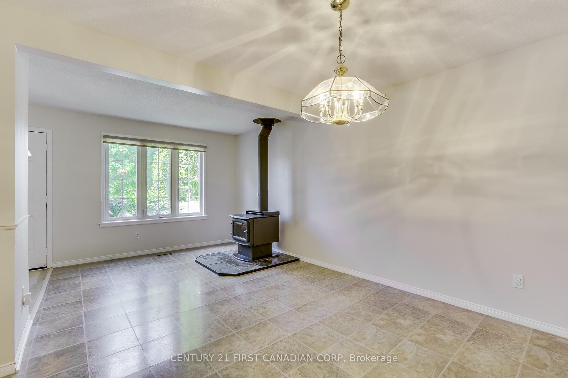 Photo 6 of 604 Talltree Crescent, London, East I — HOMEH