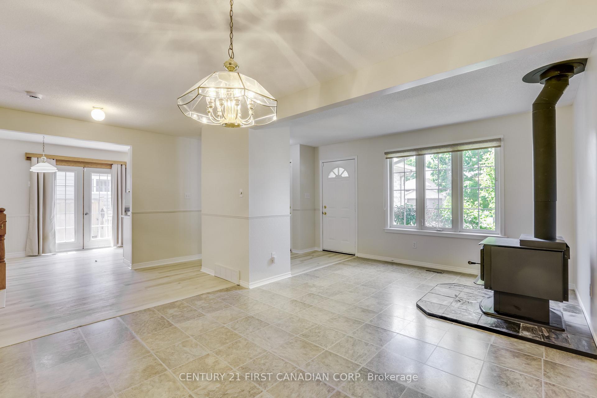 Photo 8 of 604 Talltree Crescent, London, East I — HOMEH