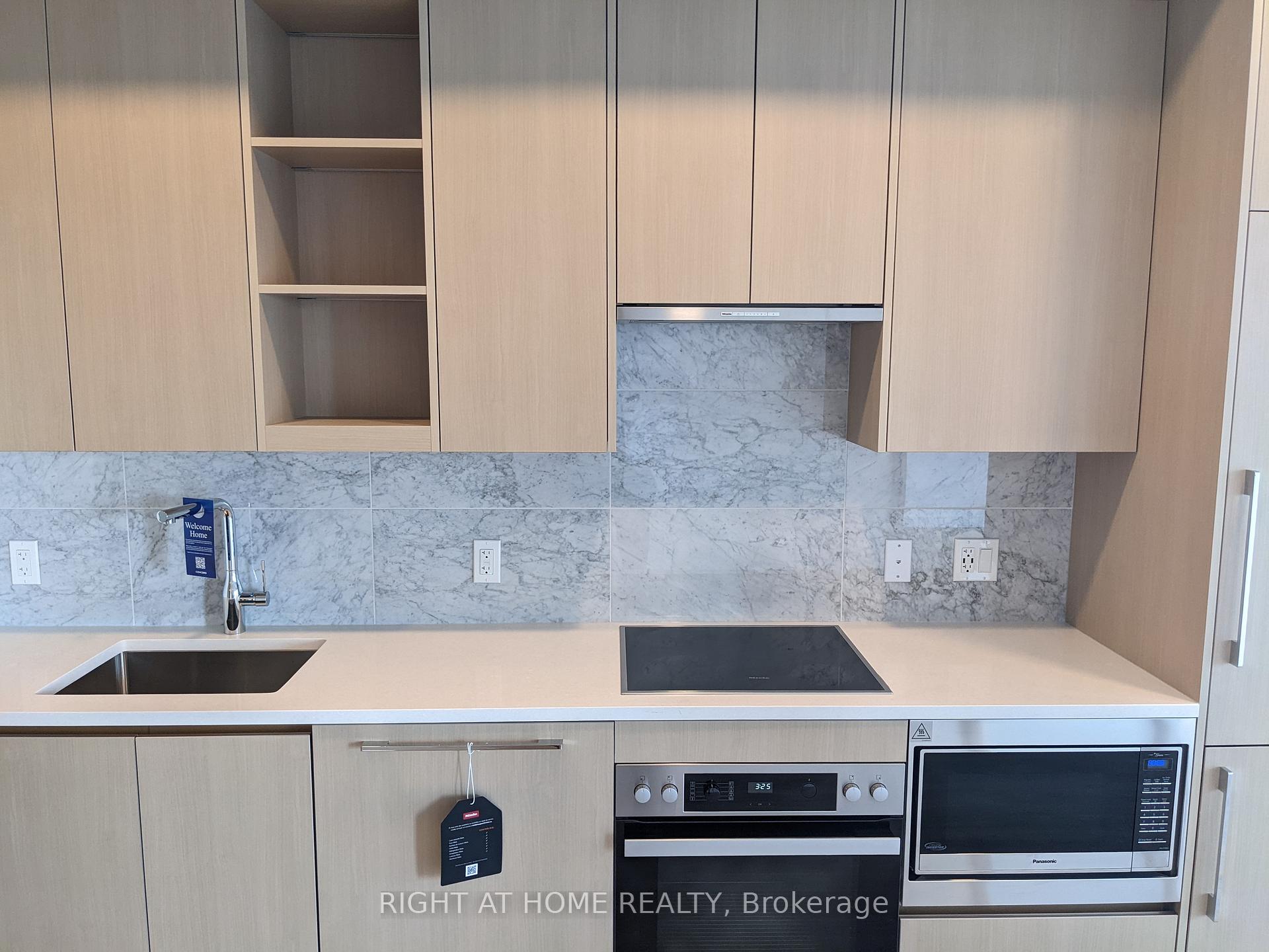 Photo 3 of Unit 701, 95 Mcmahon Drive, North York, Bayview Village — HOMEH