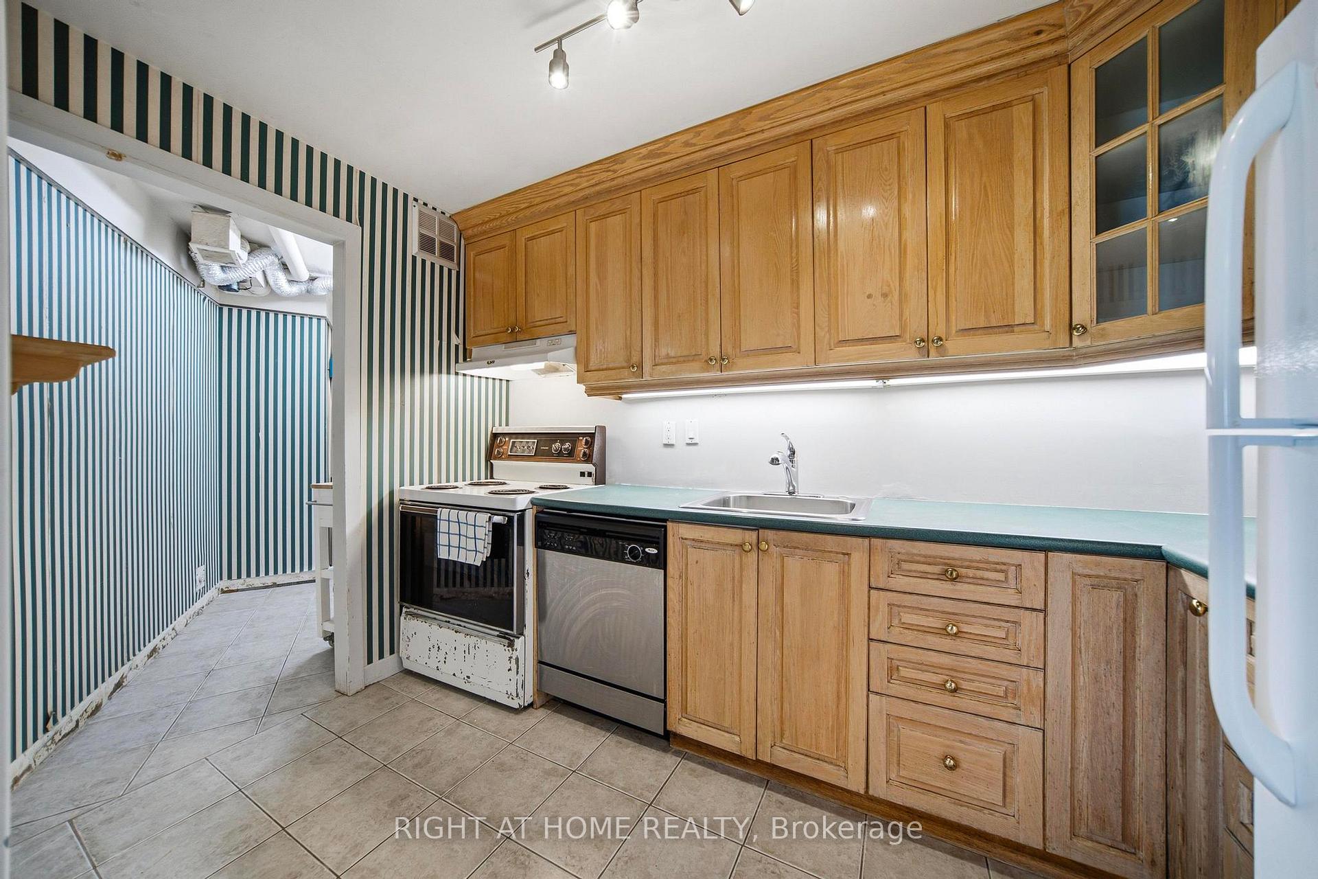 Photo 6 of Unit 419, 475 The West Mall, Etobicoke, Etobicoke West Mall — HOMEH