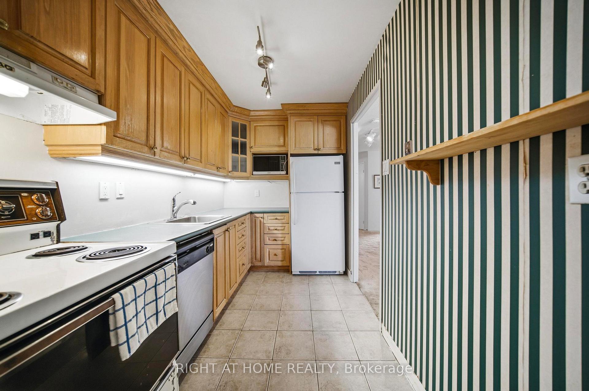 Photo 8 of Unit 419, 475 The West Mall, Etobicoke, Etobicoke West Mall — HOMEH