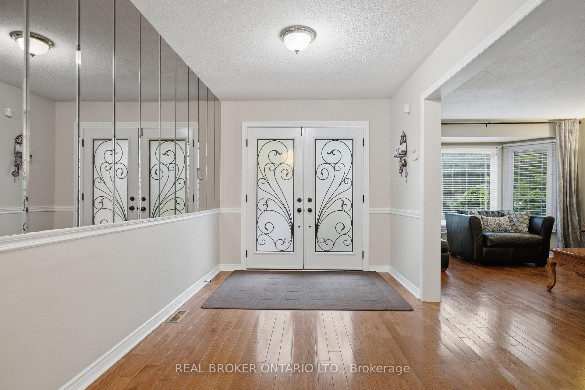 Photo 3 of 1356 Mapleridge Crescent, Oakville, Glen Abbey — HOMEH