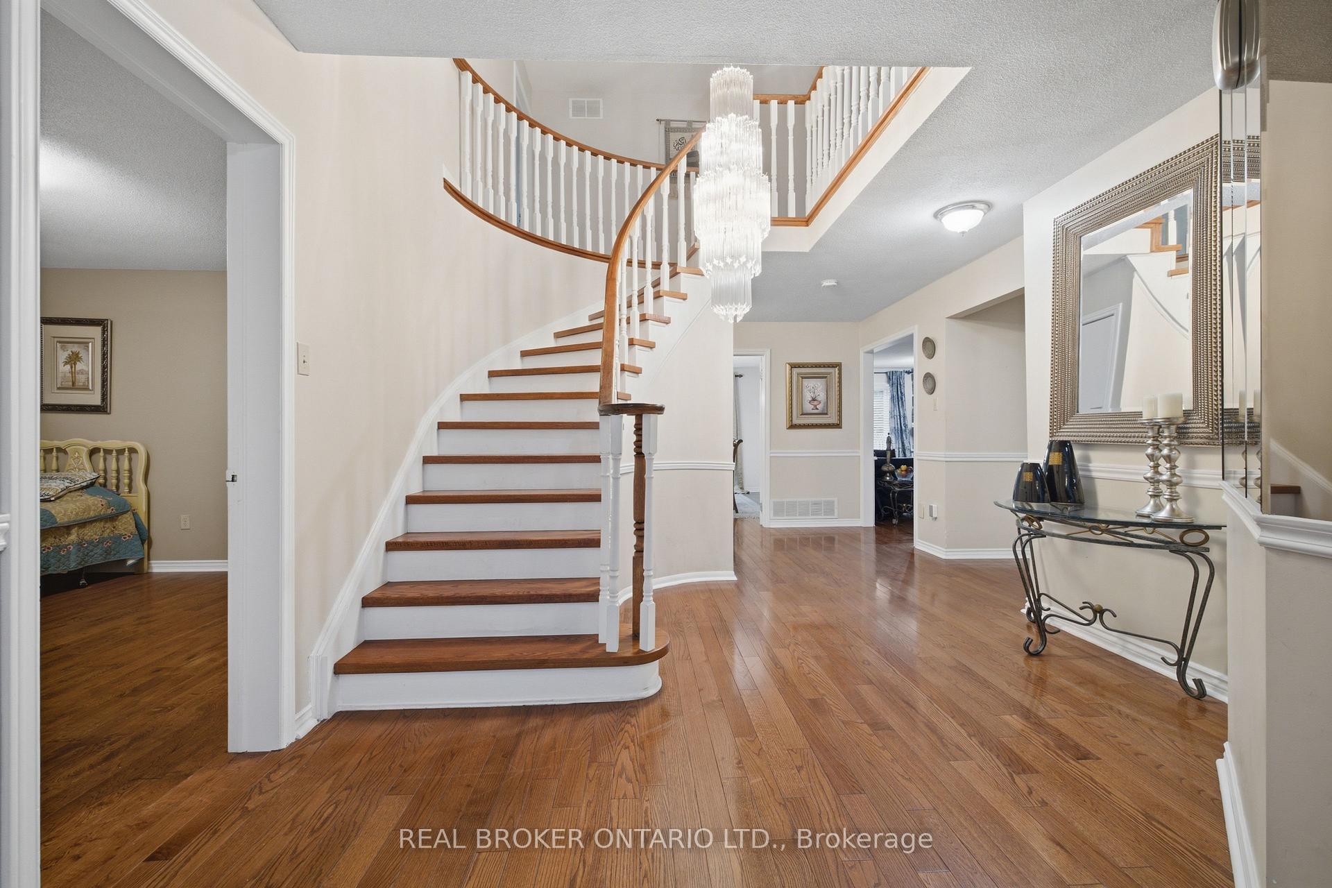 Photo 4 of 1356 Mapleridge Crescent, Oakville, Glen Abbey — HOMEH