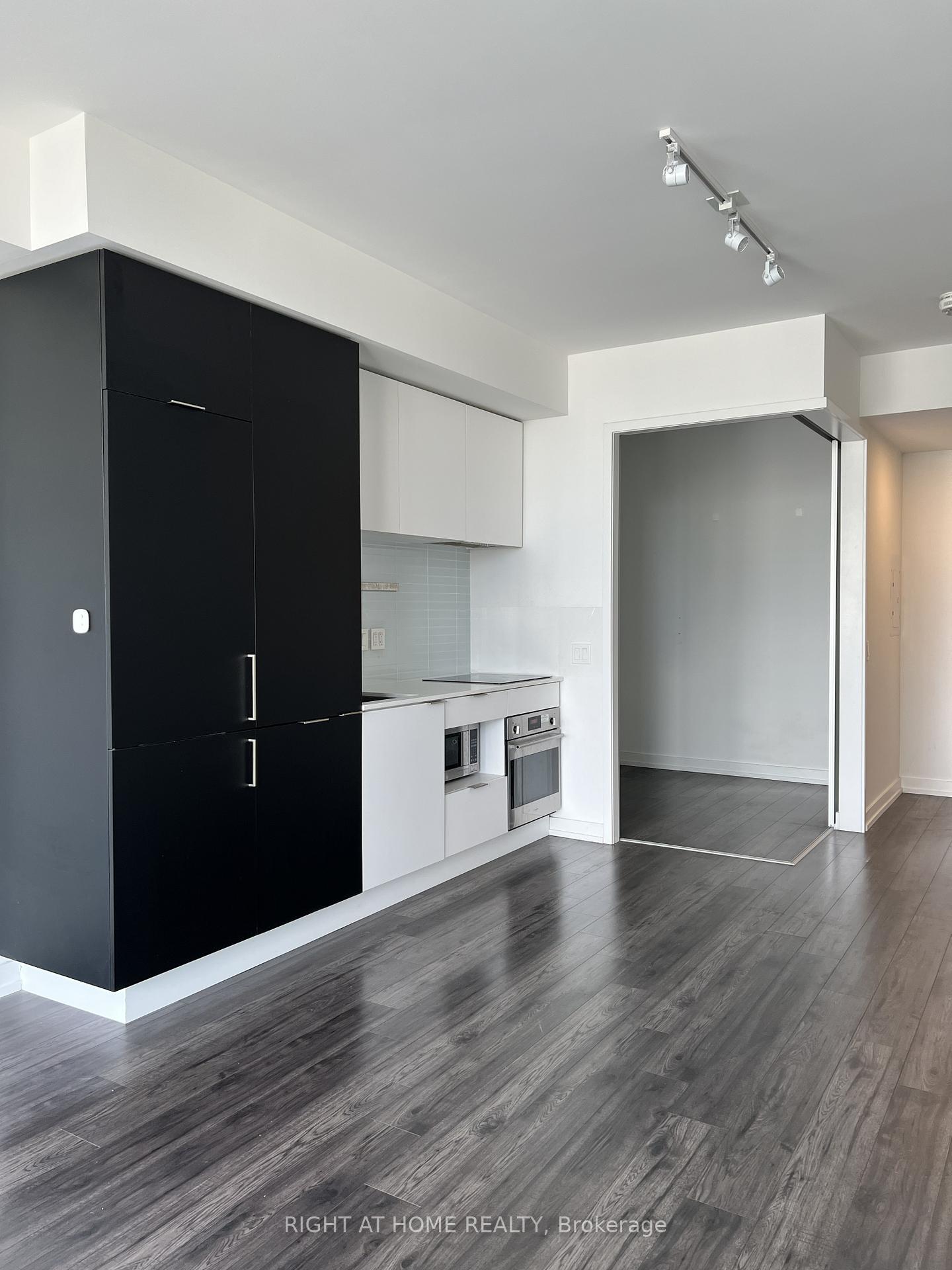 Photo 3 of Unit 1805, 33 Helendale Avenue, Toronto, Yonge-Eglinton — HOMEH
