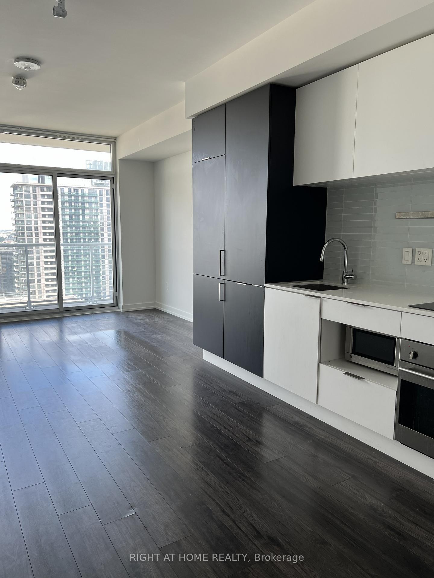 Photo 4 of Unit 1805, 33 Helendale Avenue, Toronto, Yonge-Eglinton — HOMEH
