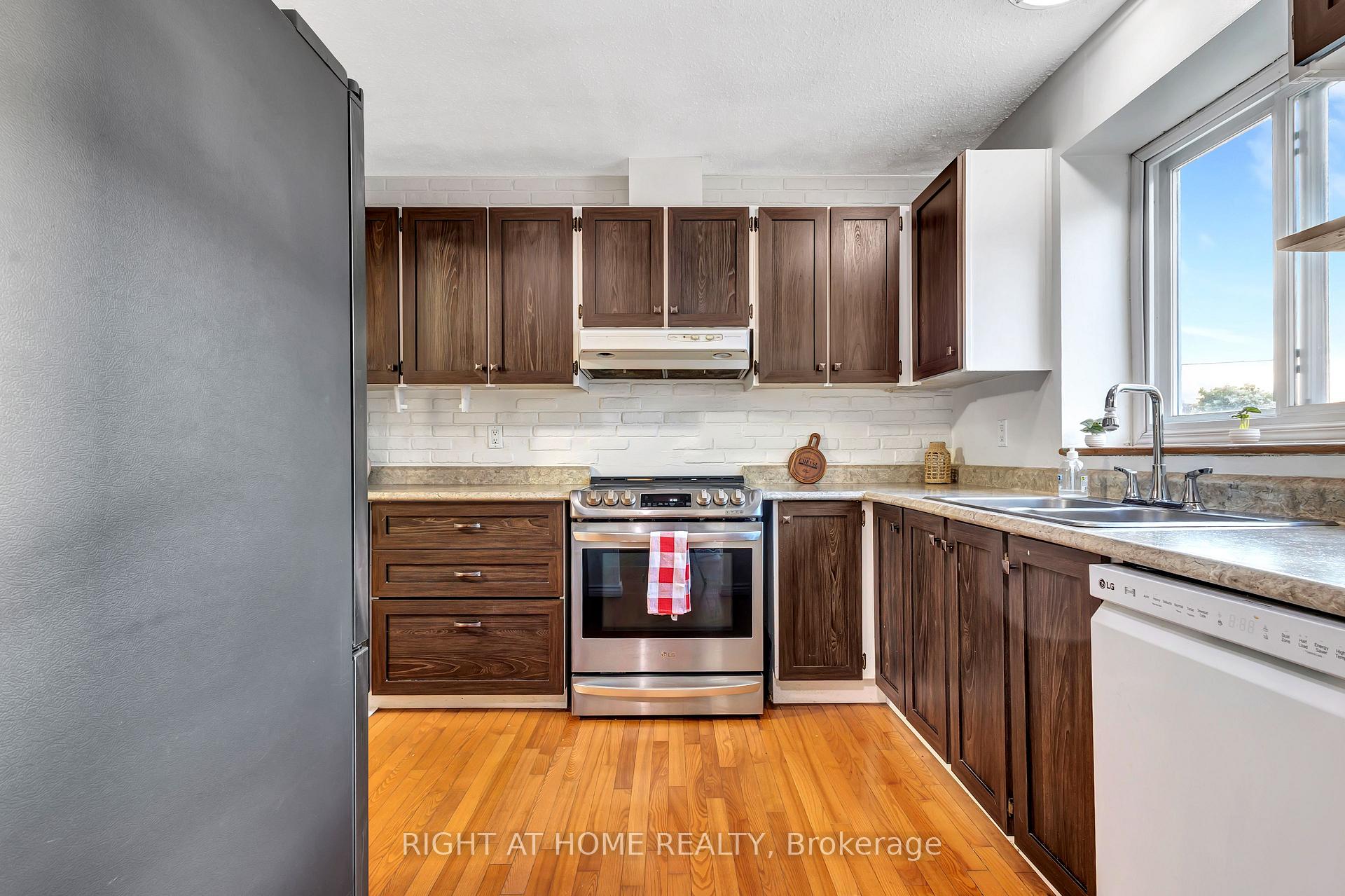 Photo 2 of Unit 21, 5 Hadley Circle, Ottawa, Bells Corners — HOMEH