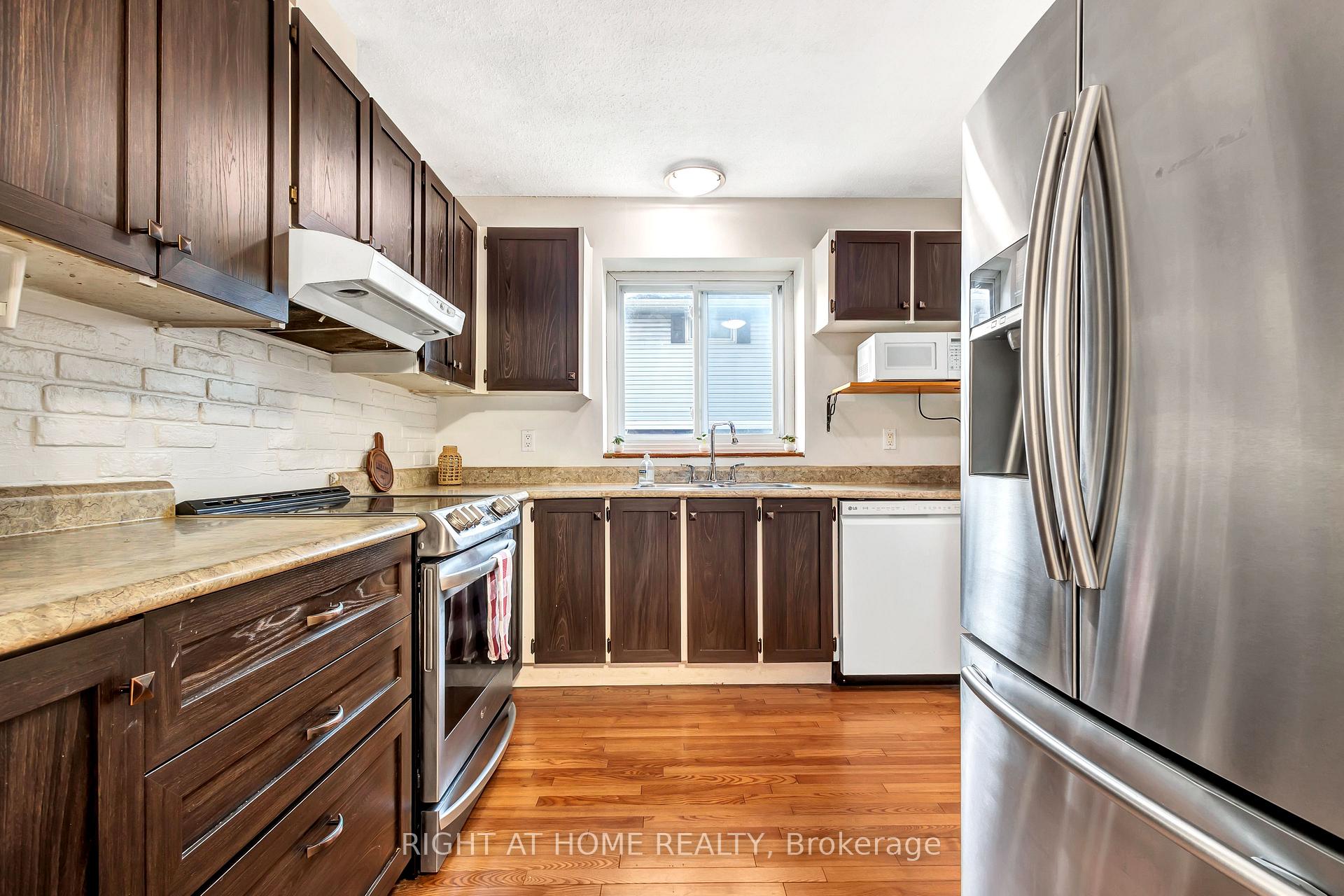 Photo 3 of Unit 21, 5 Hadley Circle, Ottawa, Bells Corners — HOMEH