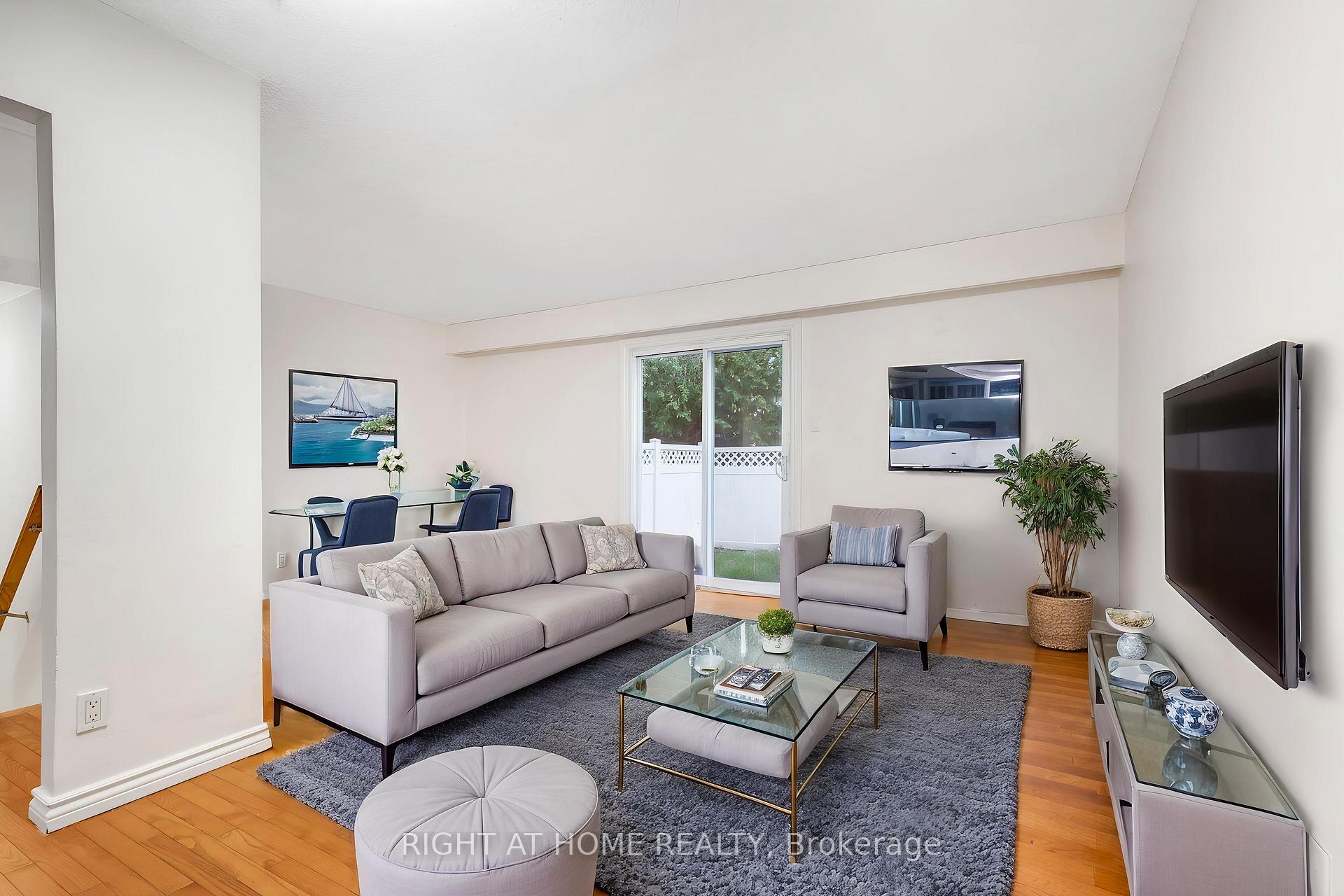 Photo 4 of Unit 21, 5 Hadley Circle, Ottawa, Bells Corners — HOMEH