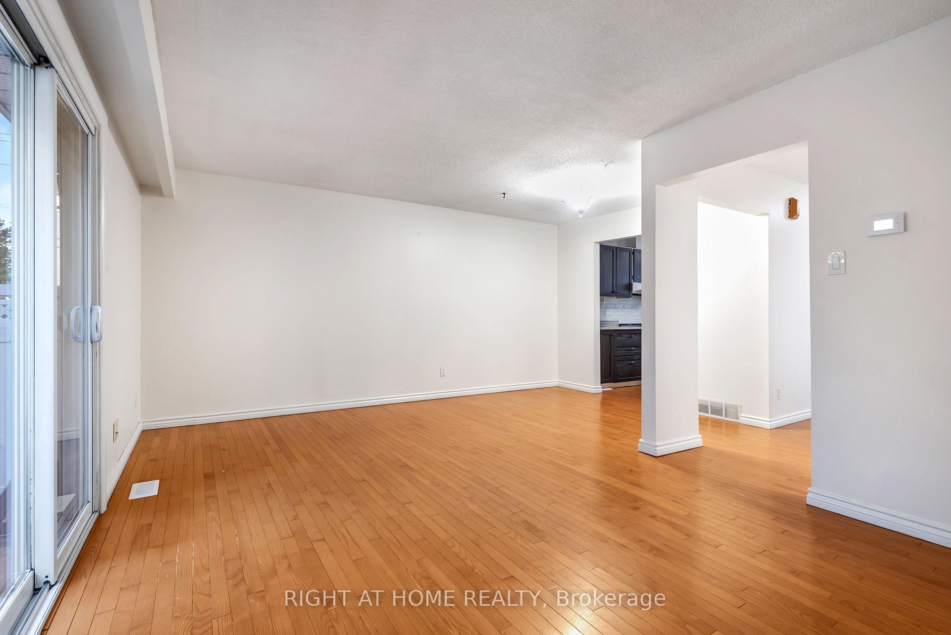 Photo 5 of Unit 21, 5 Hadley Circle, Ottawa, Bells Corners — HOMEH