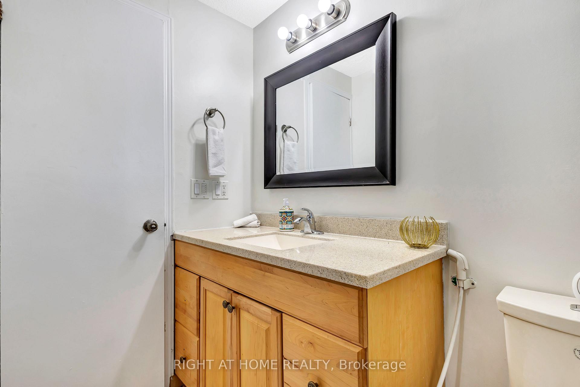 Photo 10 of Unit 21, 5 Hadley Circle, Ottawa, Bells Corners — HOMEH