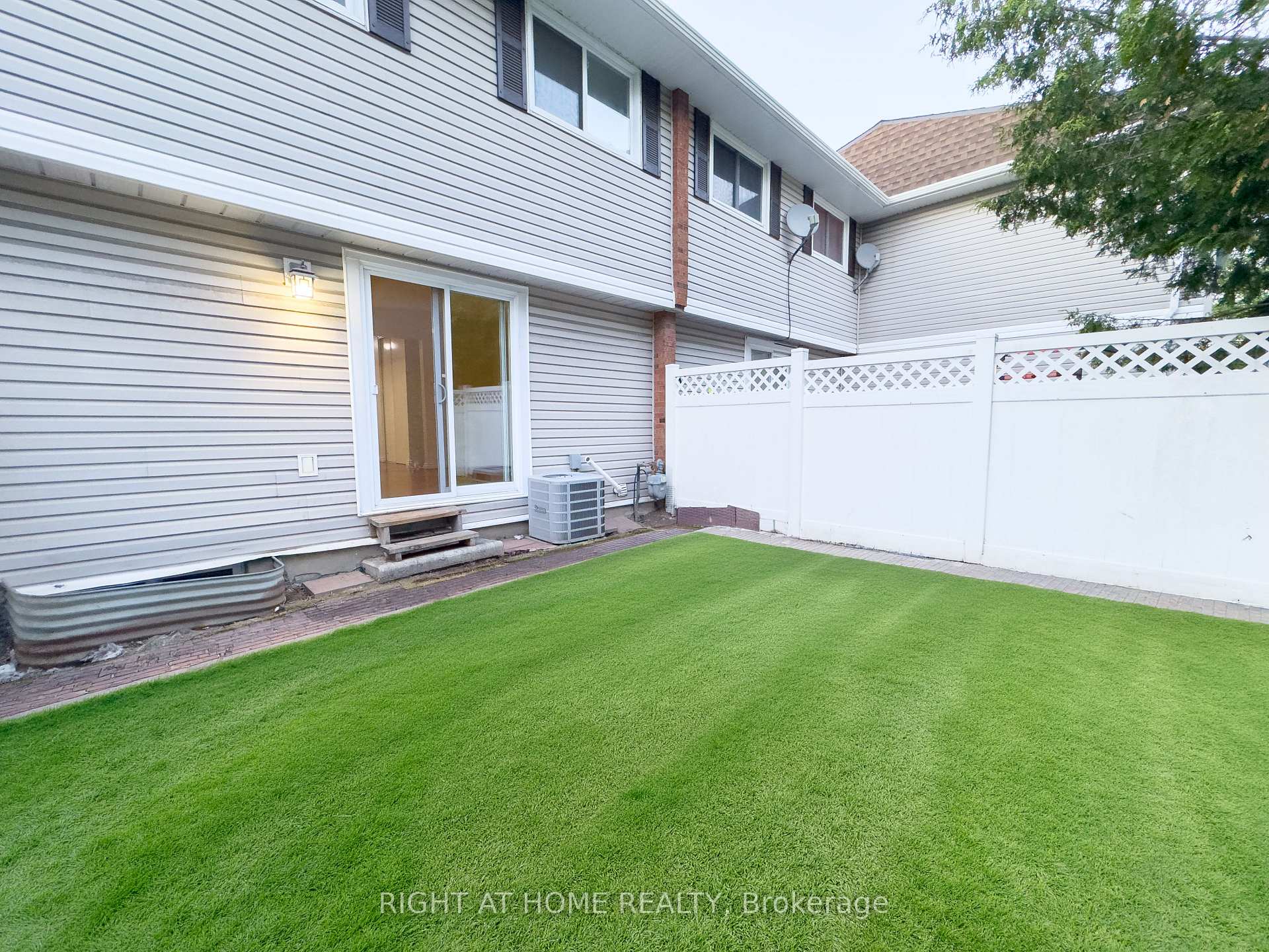 Photo 14 of Unit 21, 5 Hadley Circle, Ottawa, Bells Corners — HOMEH