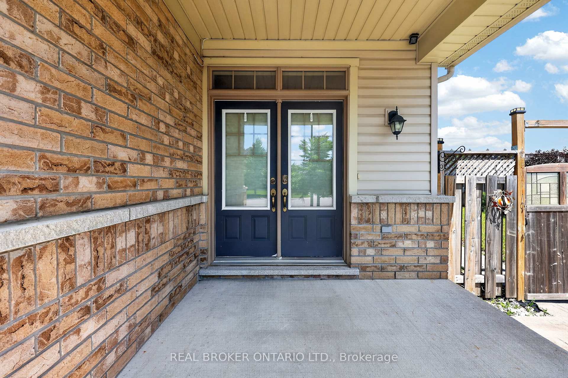 Photo 4 of 44 Pearcey Crescent, Barrie, Bayfield — HOMEH