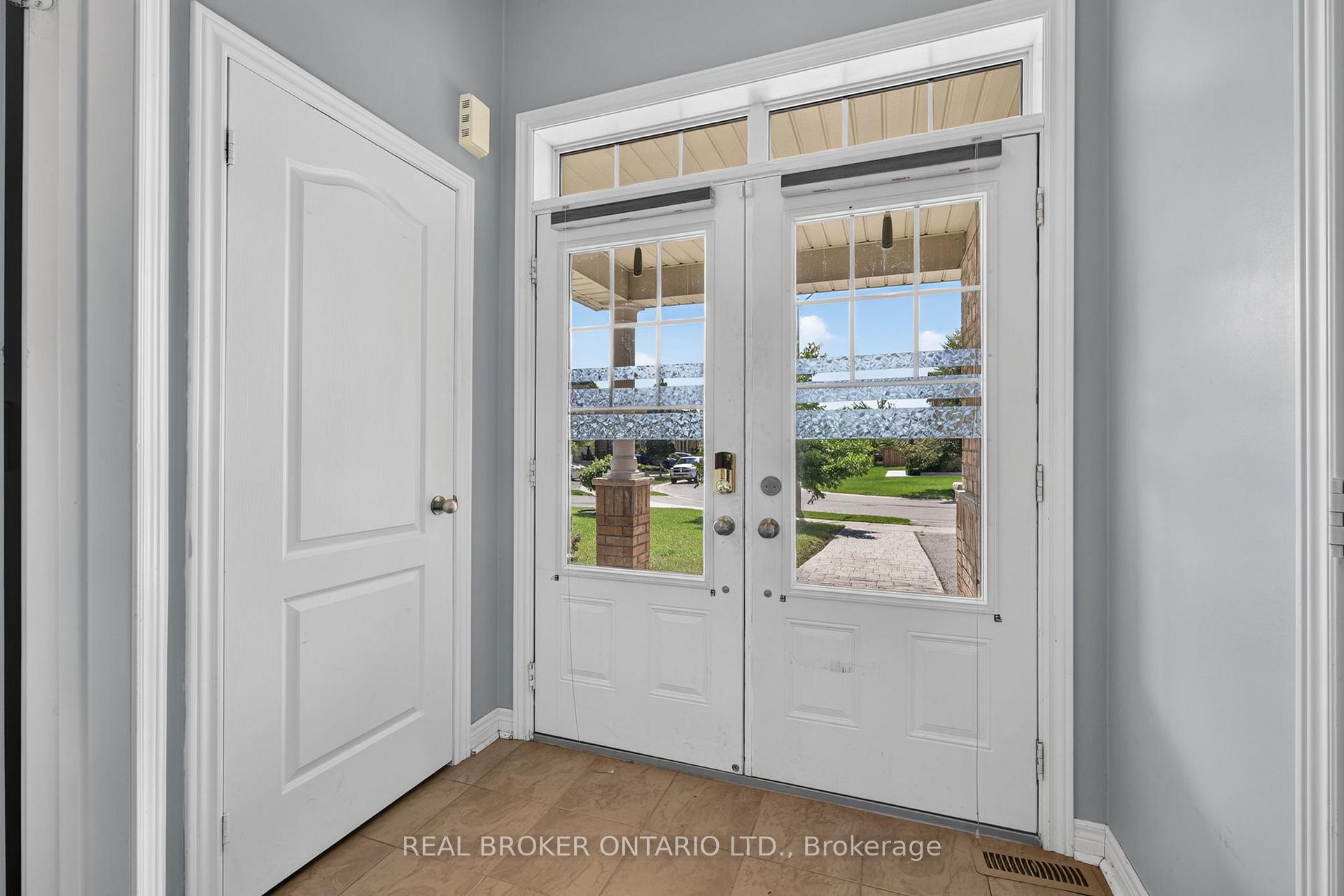 Photo 5 of 44 Pearcey Crescent, Barrie, Bayfield — HOMEH