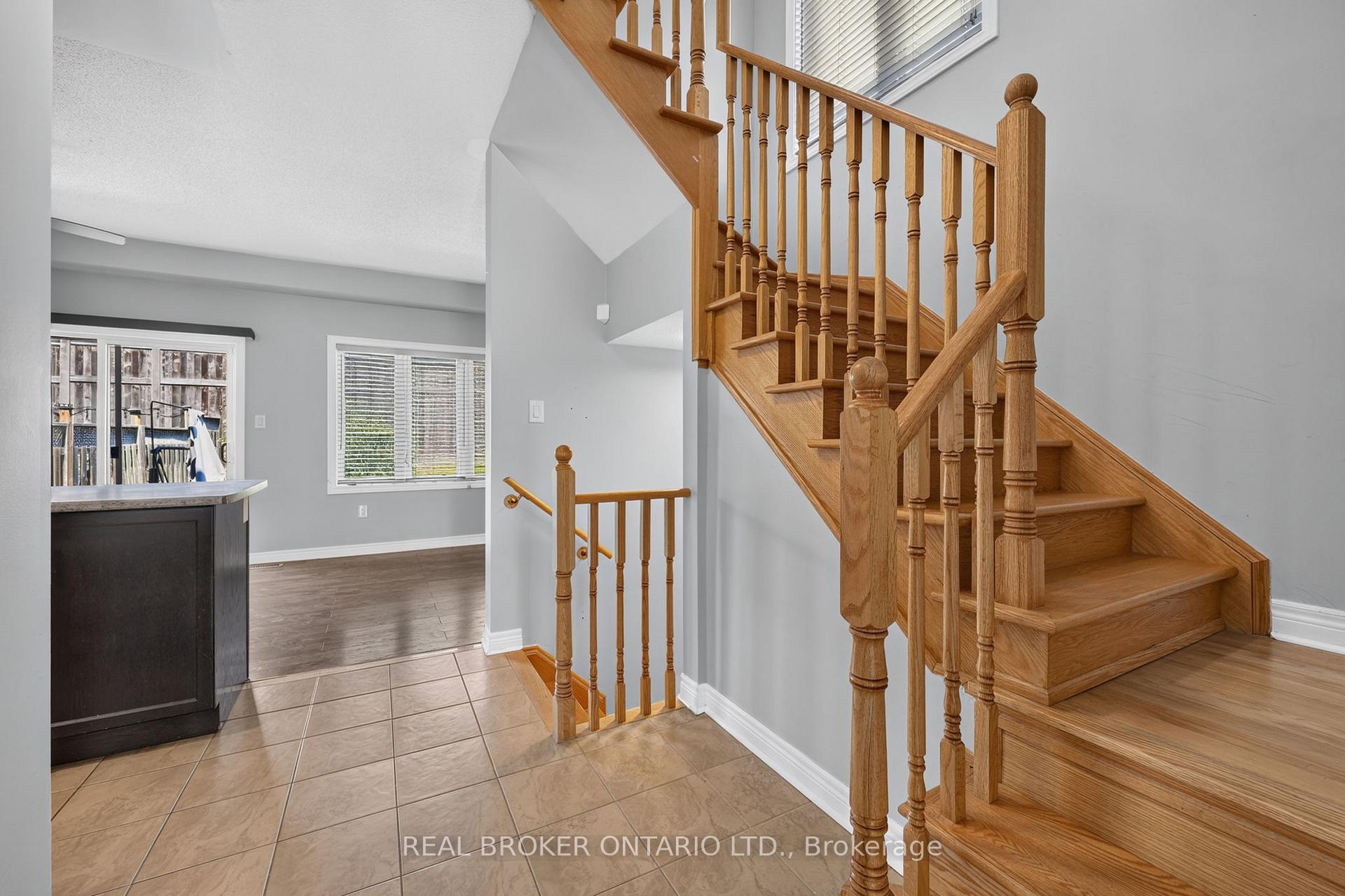 Photo 8 of 44 Pearcey Crescent, Barrie, Bayfield — HOMEH