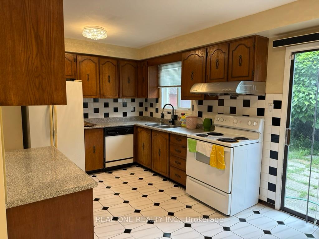 Photo 6 of 2 Maitland Drive, Markham, Milliken Mills West — HOMEH