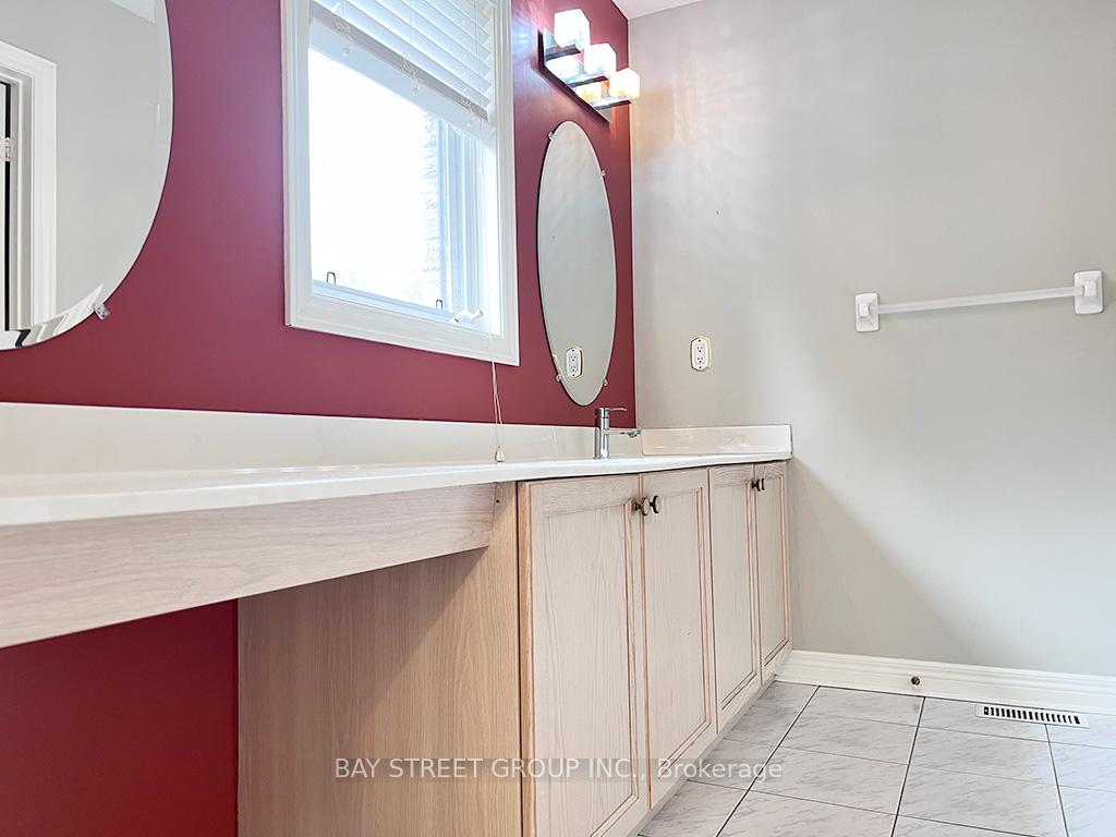 Photo 23 of 49 Forester Crescent, Markham, Cachet — HOMEH