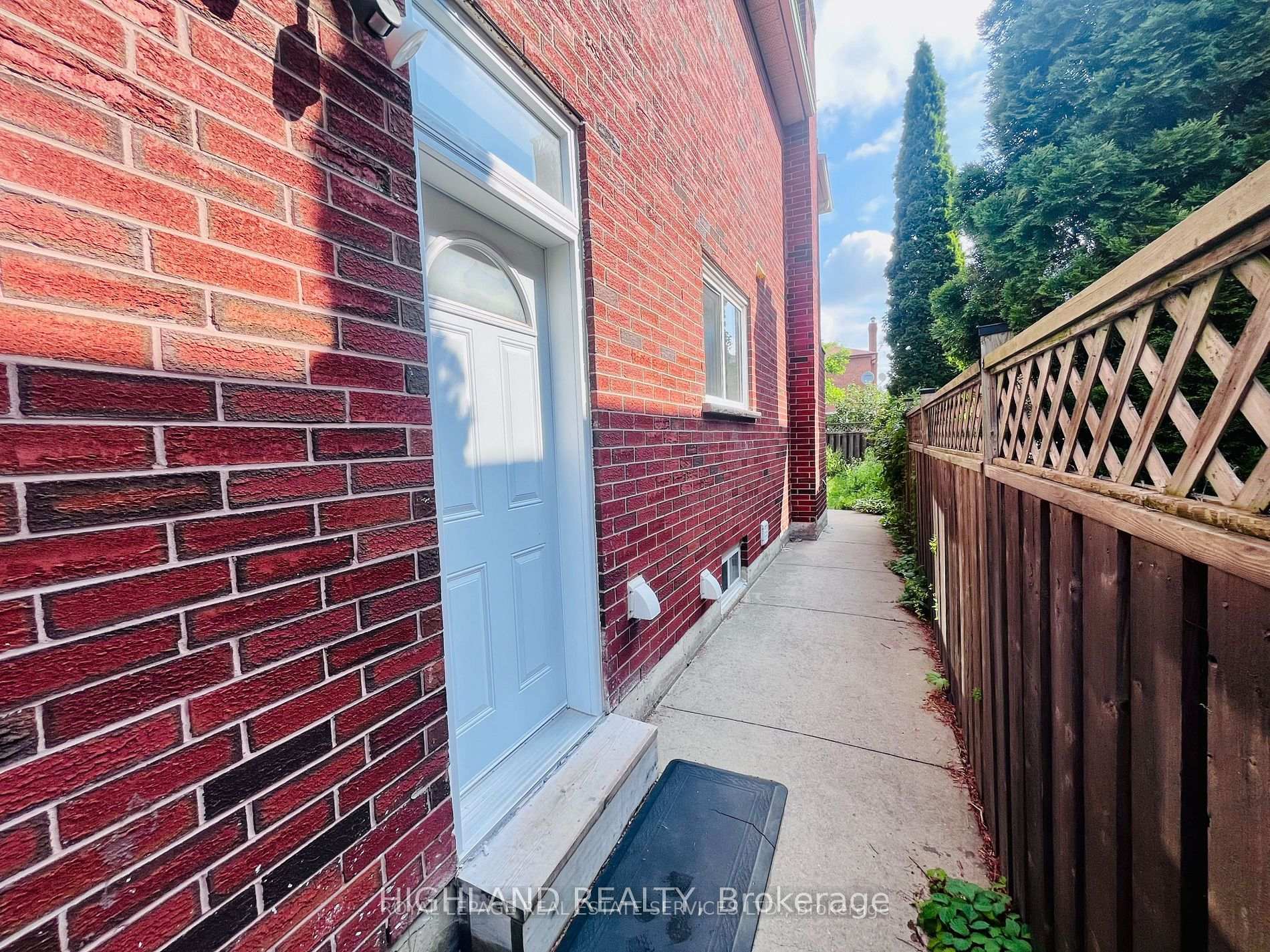 Photo 1 of Unit Bsmt, 252 Hickory Circle, Oakville, Wedgewood Creek — HOMEH