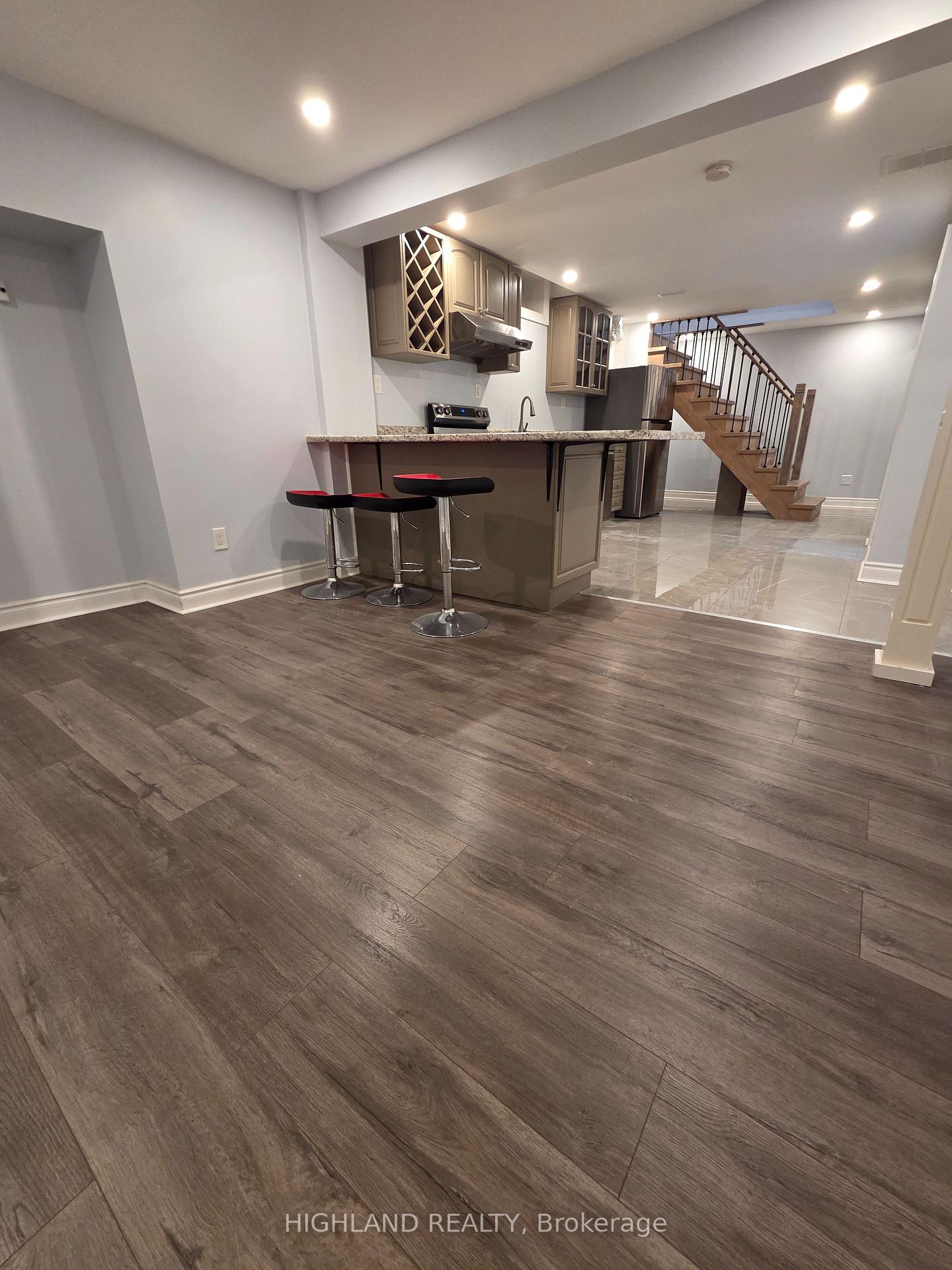 Photo 5 of Unit Bsmt, 252 Hickory Circle, Oakville, Wedgewood Creek — HOMEH
