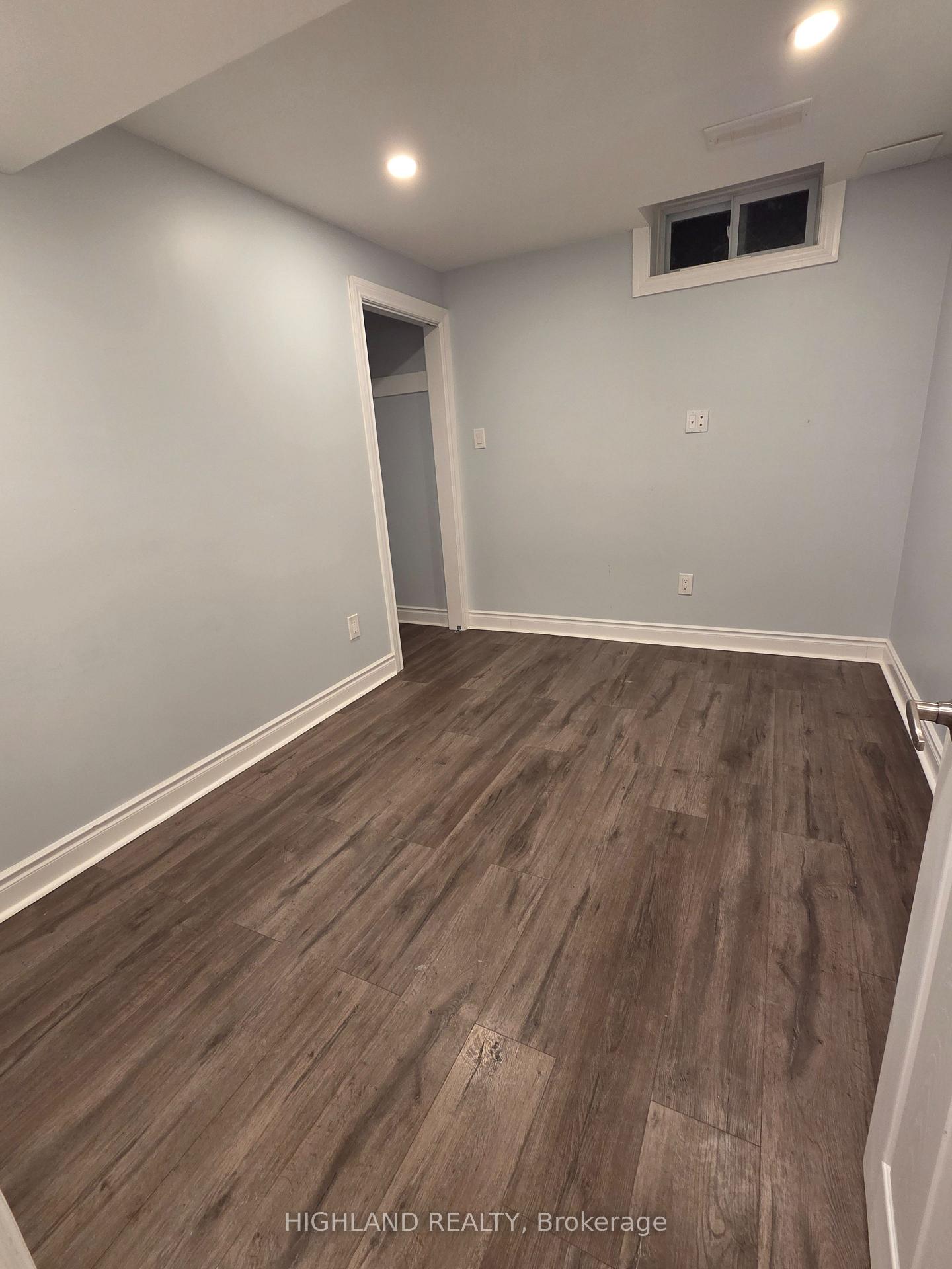 Photo 6 of Unit Bsmt, 252 Hickory Circle, Oakville, Wedgewood Creek — HOMEH