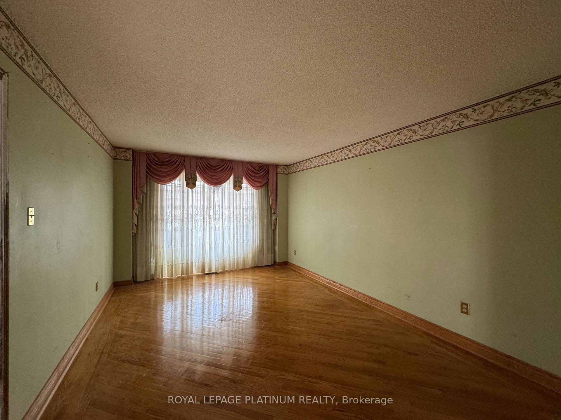 Photo 3 of 60 Brookfield Court, Brampton, Fletcher's West — HOMEH