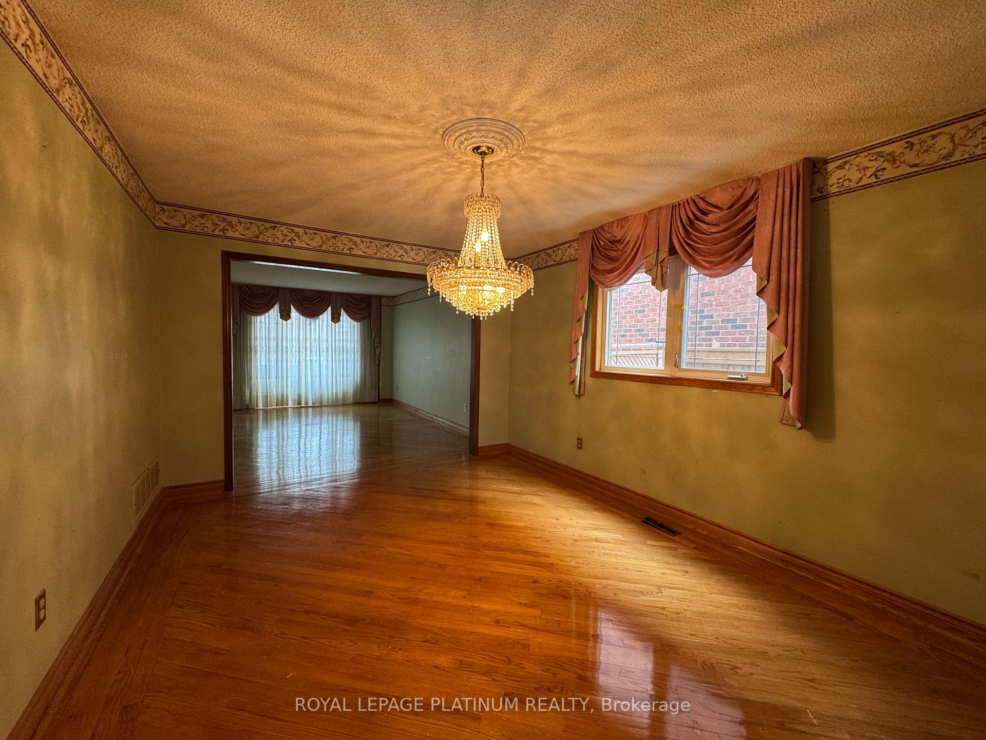 Photo 4 of 60 Brookfield Court, Brampton, Fletcher's West — HOMEH