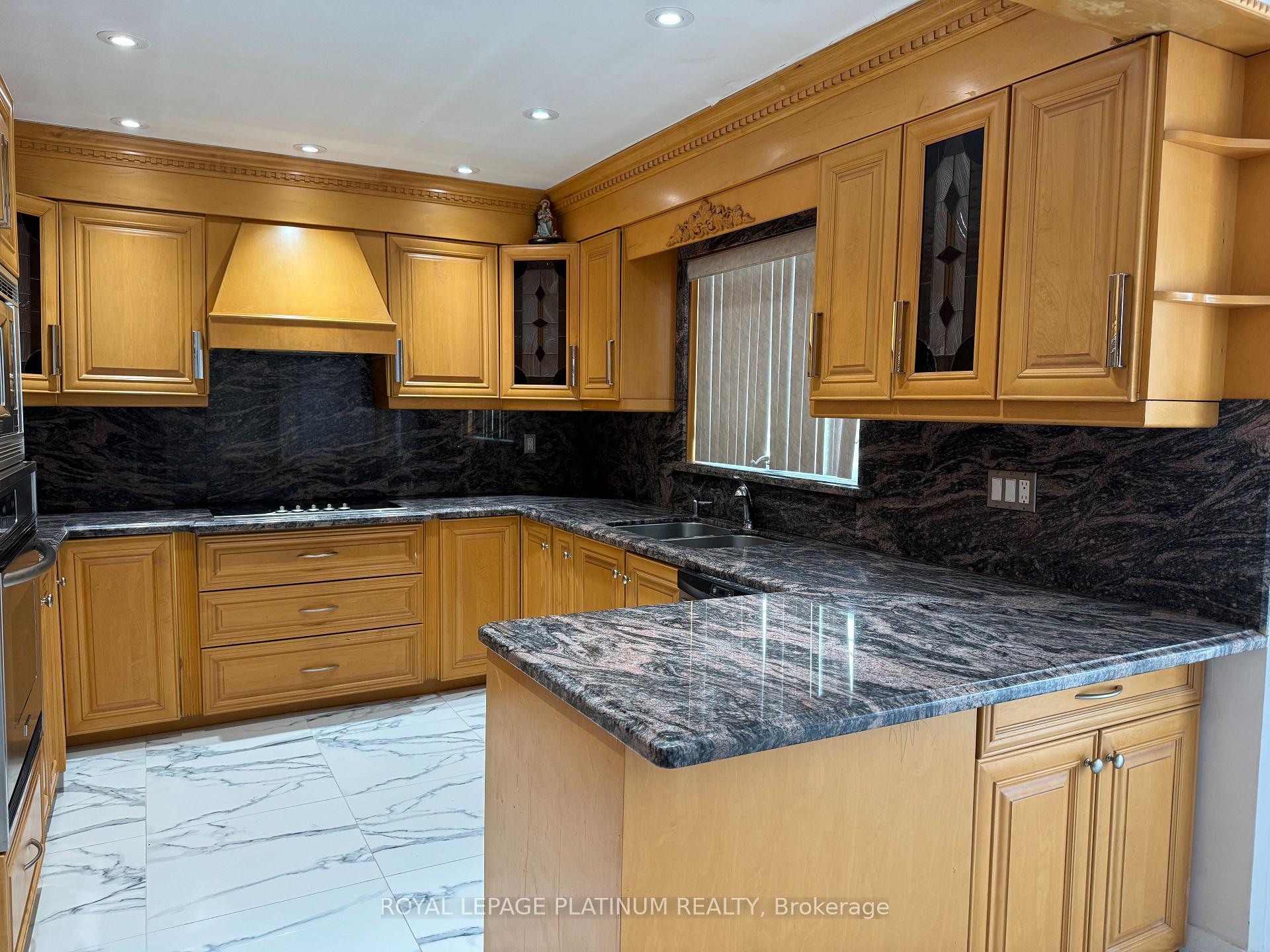 Photo 5 of 60 Brookfield Court, Brampton, Fletcher's West — HOMEH