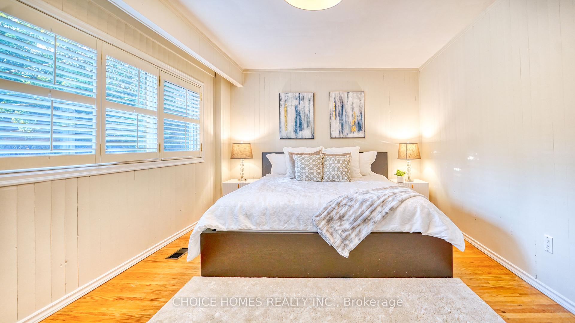 Photo 3 of 19 Landfair Crescent, Scarborough, Woburn — HOMEH