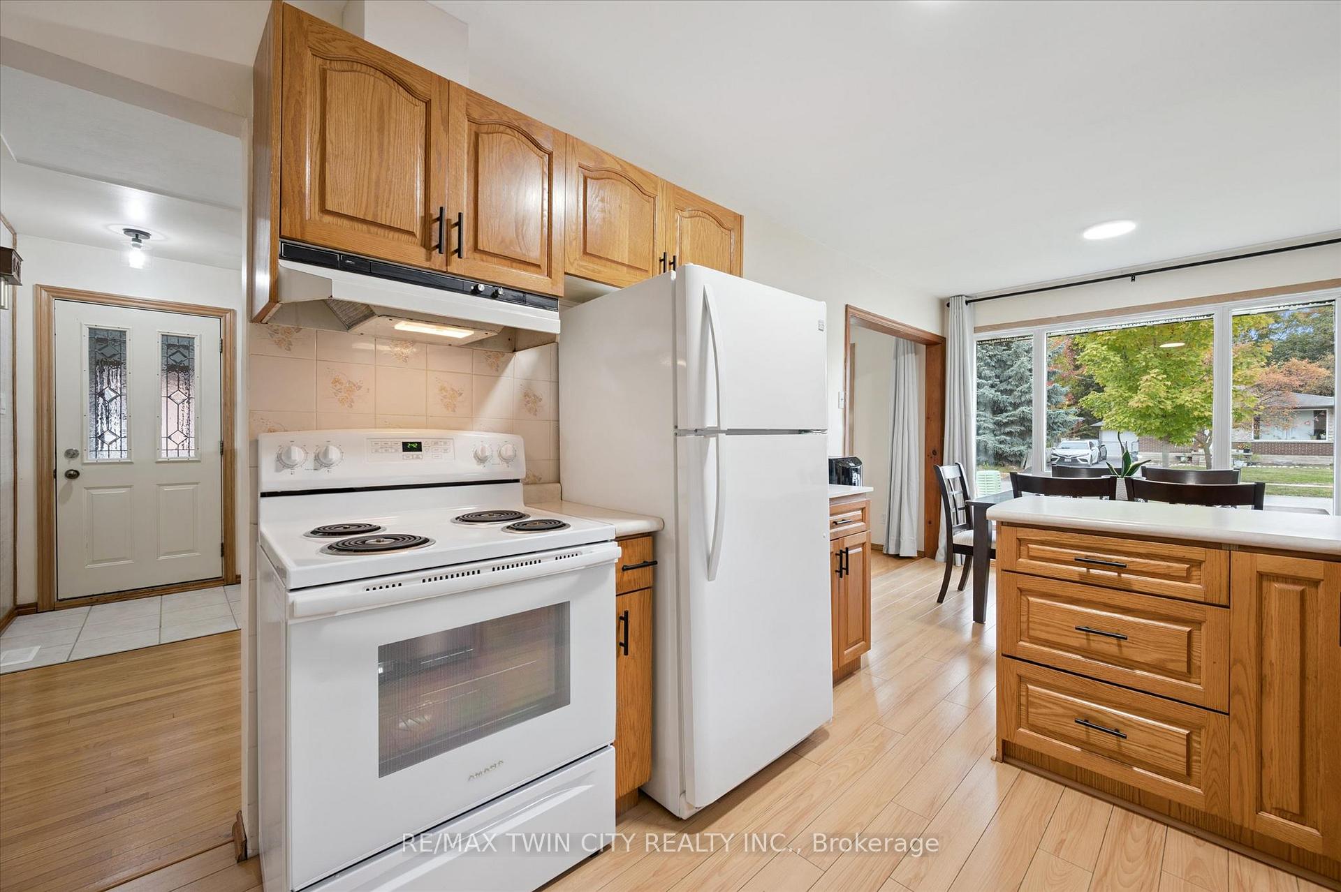 Photo 8 of 269 Ross Avenue, Kitchener, Stanley Park — HOMEH