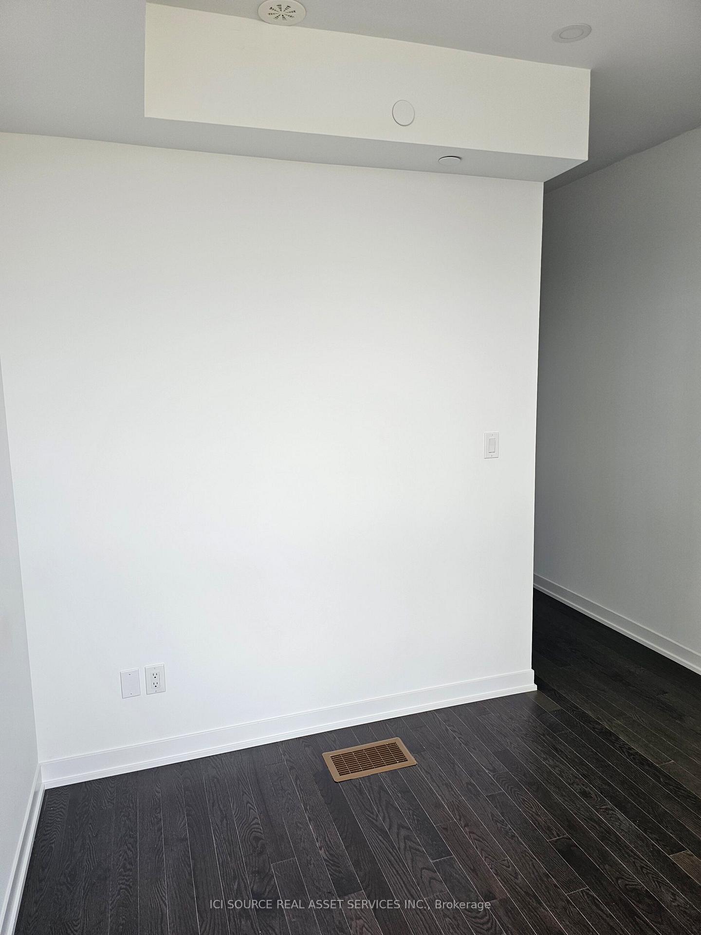 Photo 4 of Unit Unit 2 (Upper), 70 Green Gardens Boulevard, Toronto, Englemount-Lawrence — HOMEH