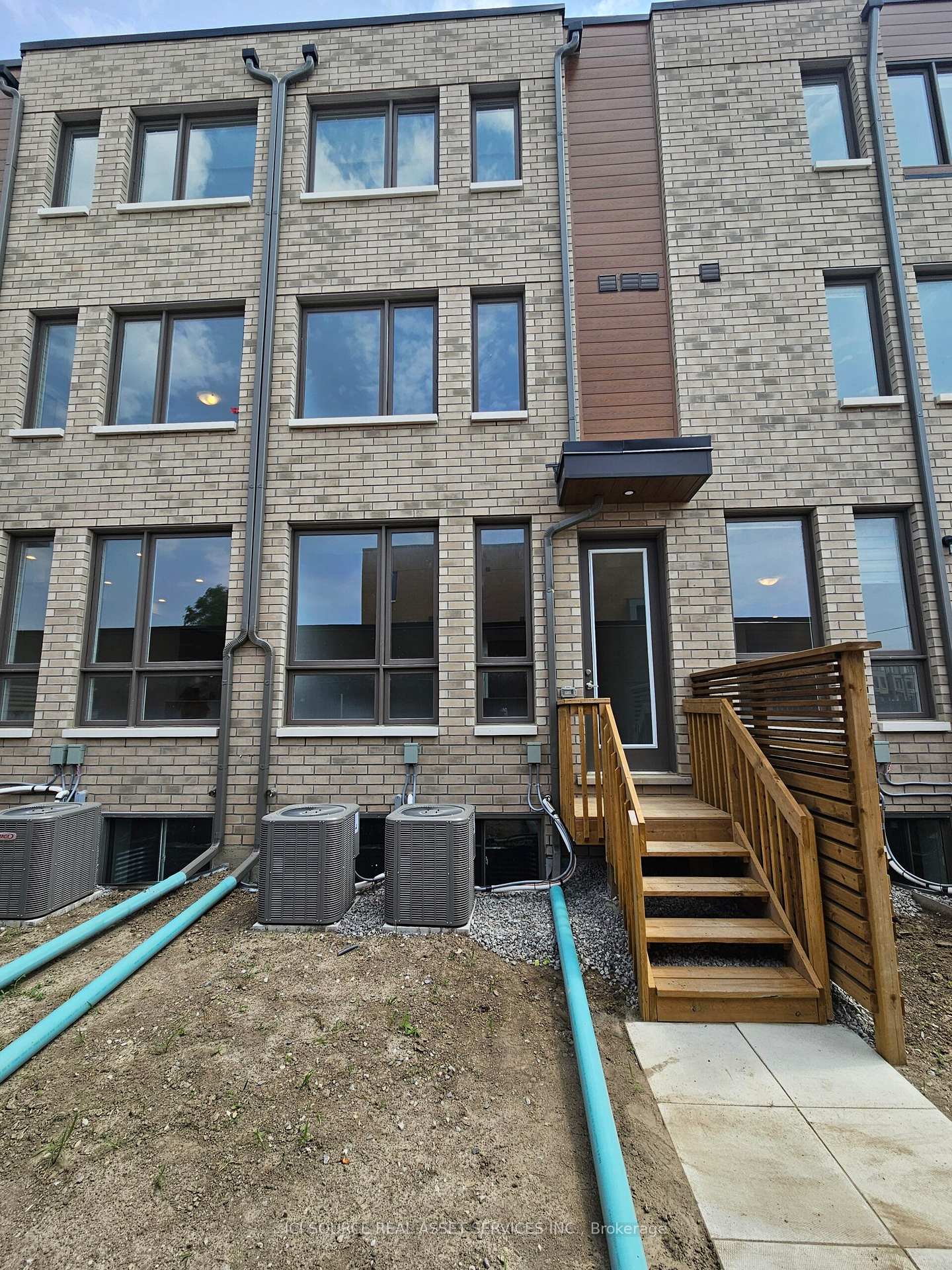Photo 9 of Unit Unit 2 (Upper), 70 Green Gardens Boulevard, Toronto, Englemount-Lawrence — HOMEH