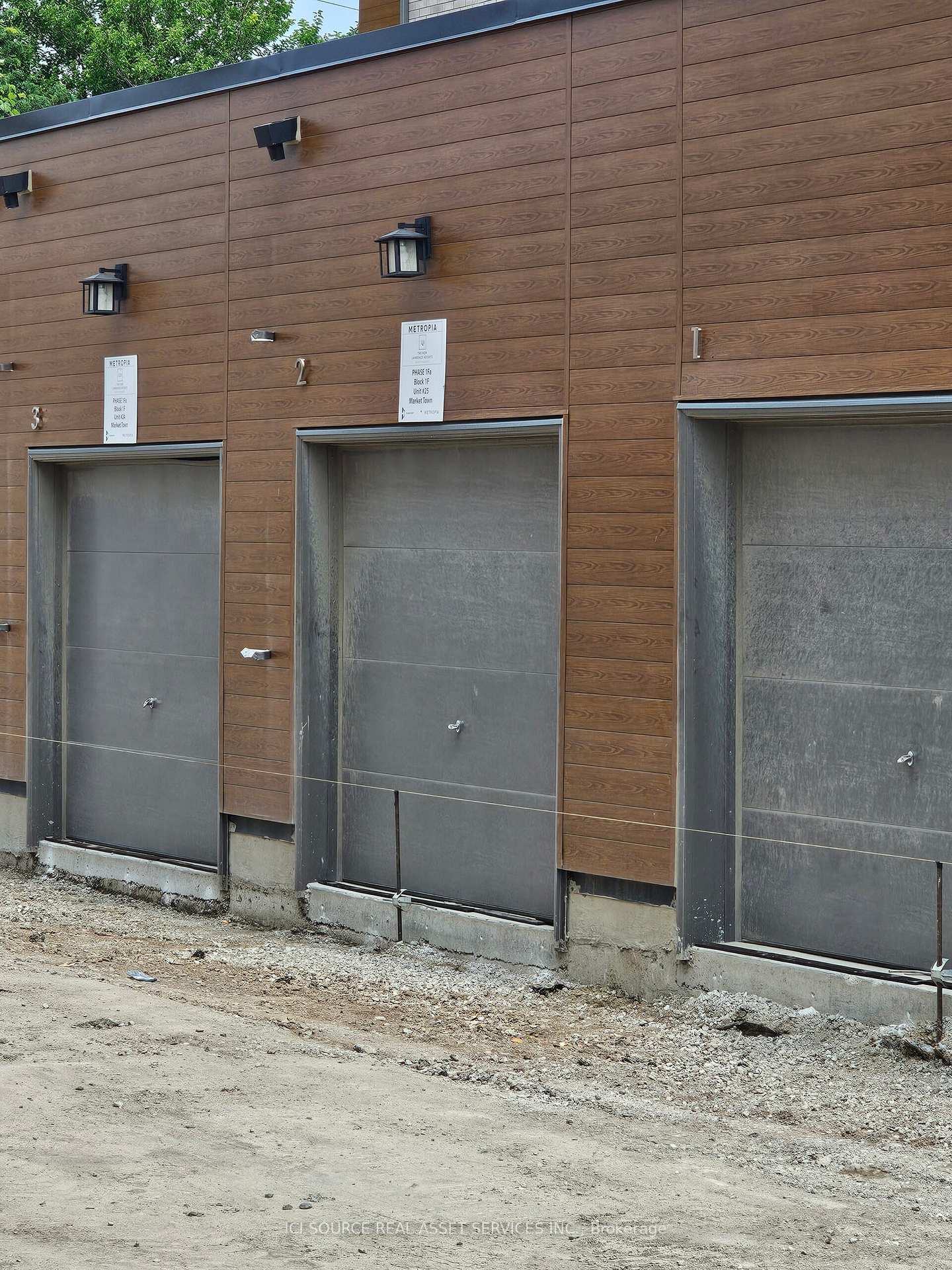 Photo 10 of Unit Unit 2 (Upper), 70 Green Gardens Boulevard, Toronto, Englemount-Lawrence — HOMEH