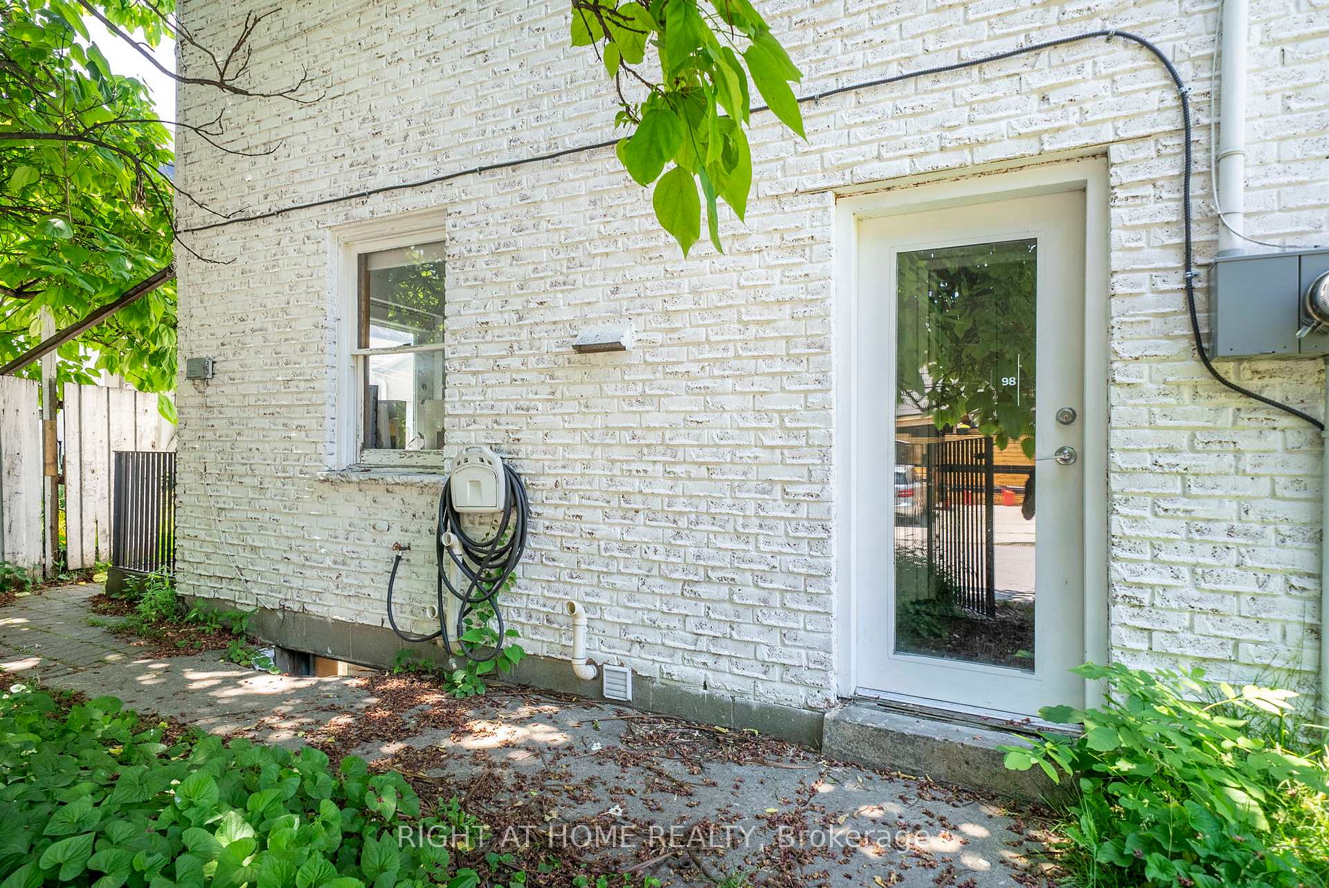 Photo 2 of Unit upper, 98 Beaconsfield Avenue, Toronto, Little Portugal — HOMEH