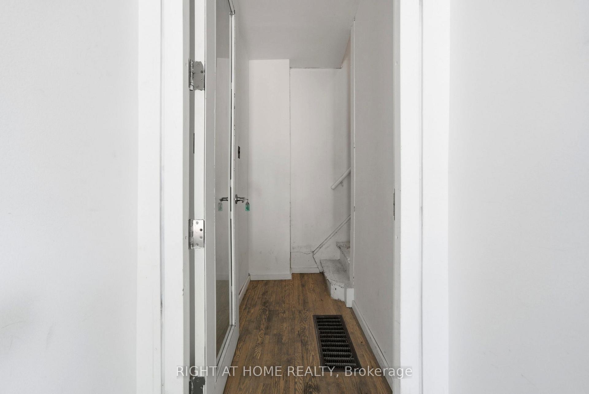 Photo 3 of Unit upper, 98 Beaconsfield Avenue, Toronto, Little Portugal — HOMEH