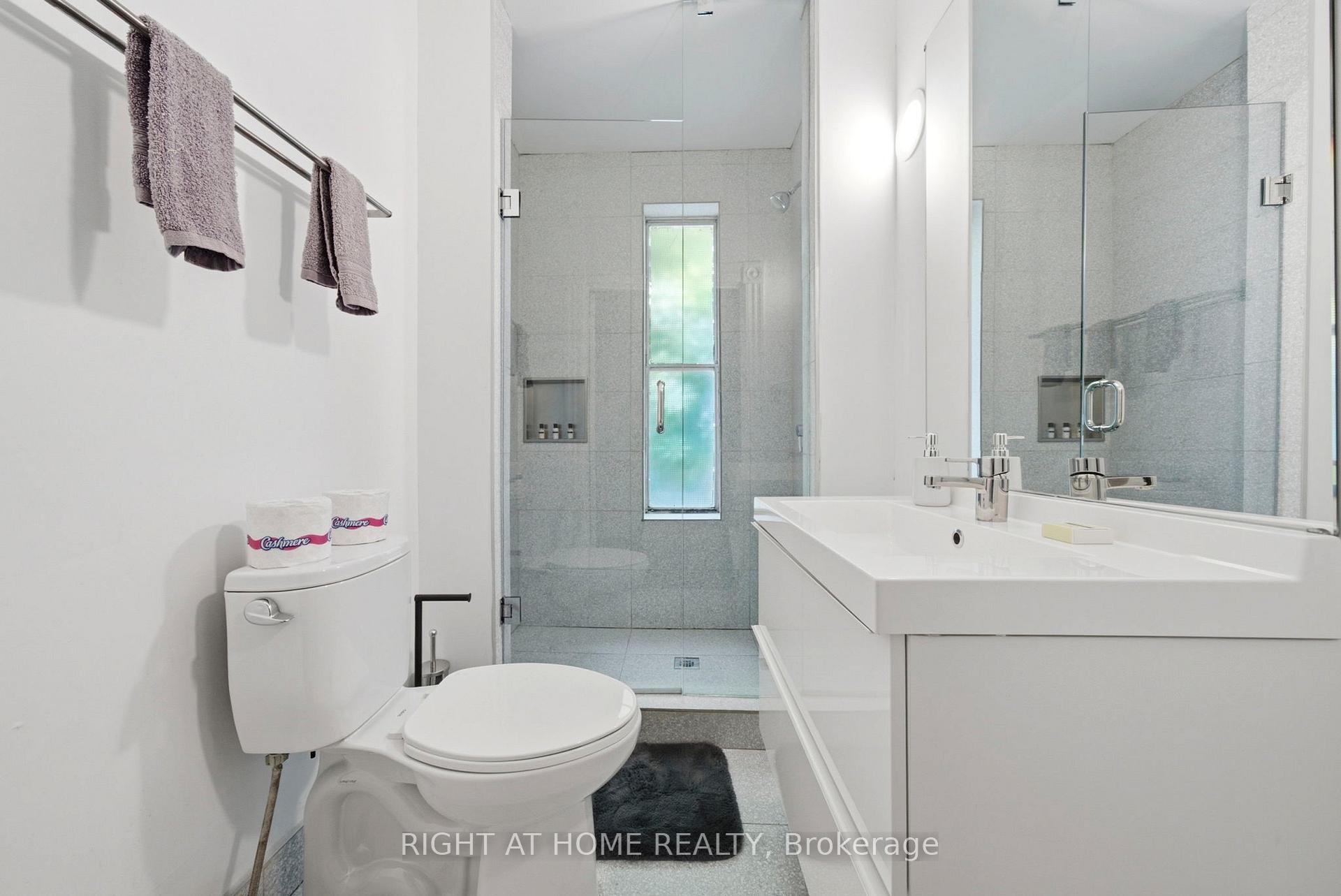 Photo 16 of Unit upper, 98 Beaconsfield Avenue, Toronto, Little Portugal — HOMEH