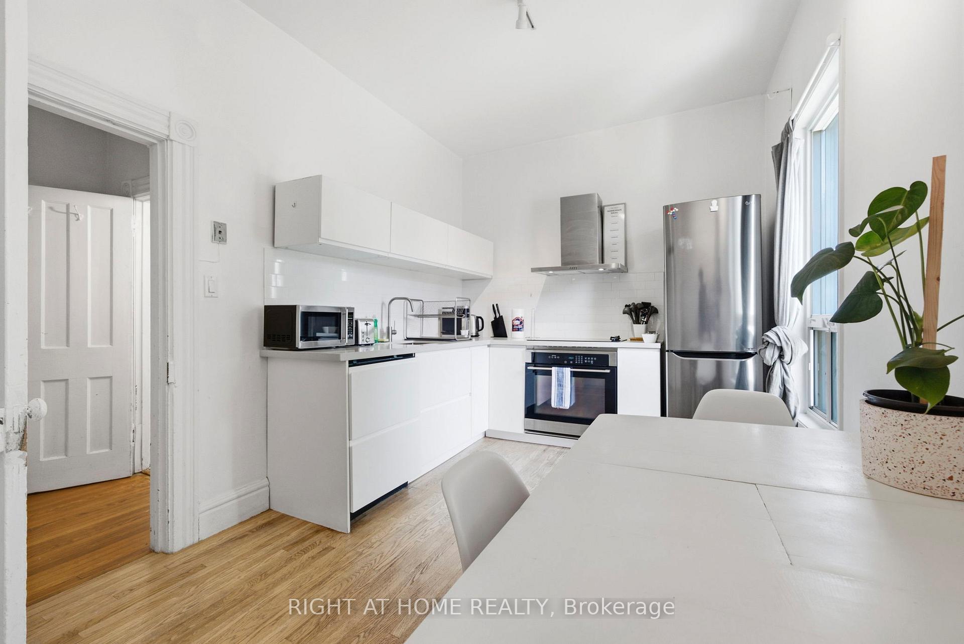 Photo 19 of Unit upper, 98 Beaconsfield Avenue, Toronto, Little Portugal — HOMEH