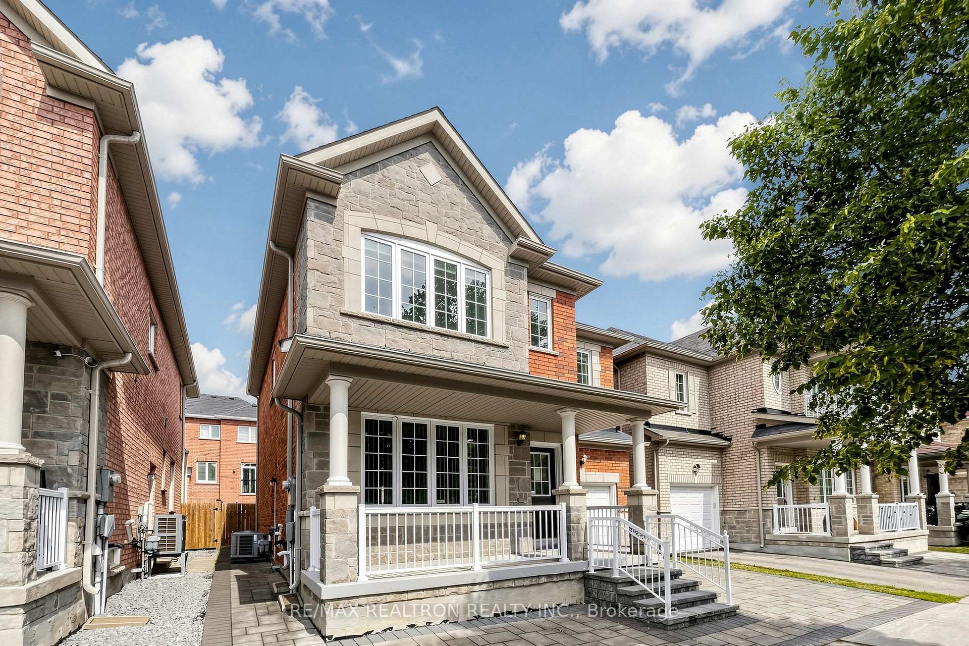 Photo 4 of 37 Greenspire Avenue, Markham, Wismer — HOMEH