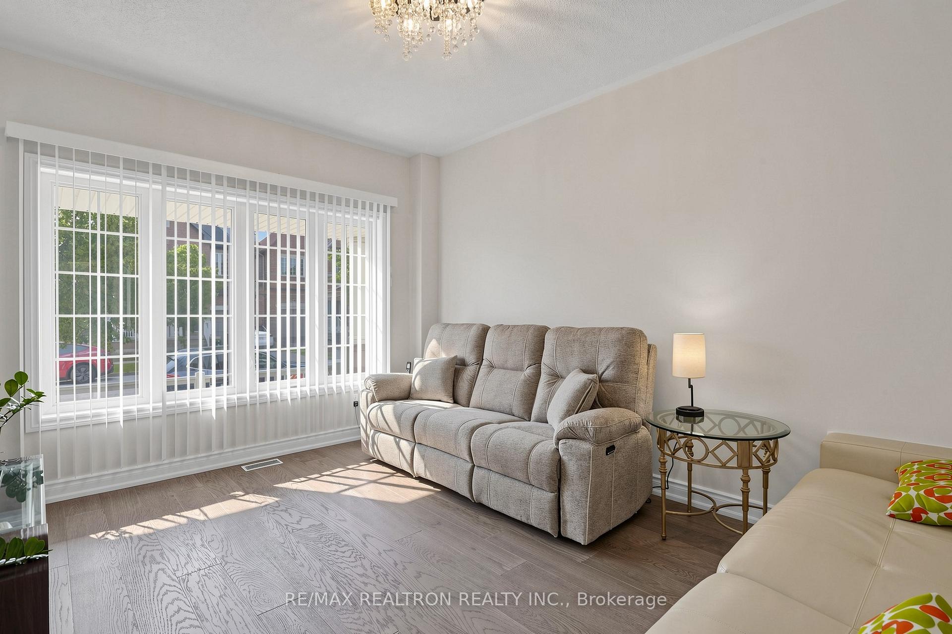 Photo 5 of 37 Greenspire Avenue, Markham, Wismer — HOMEH