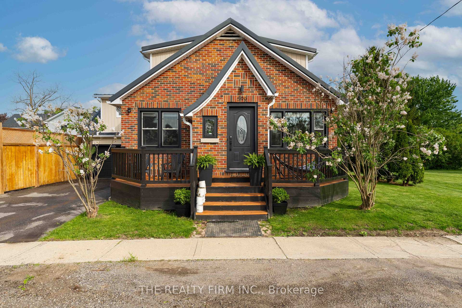 Photo 2 of 599 John Street, Strathroy-Caradoc, Melbourne — HOMEH