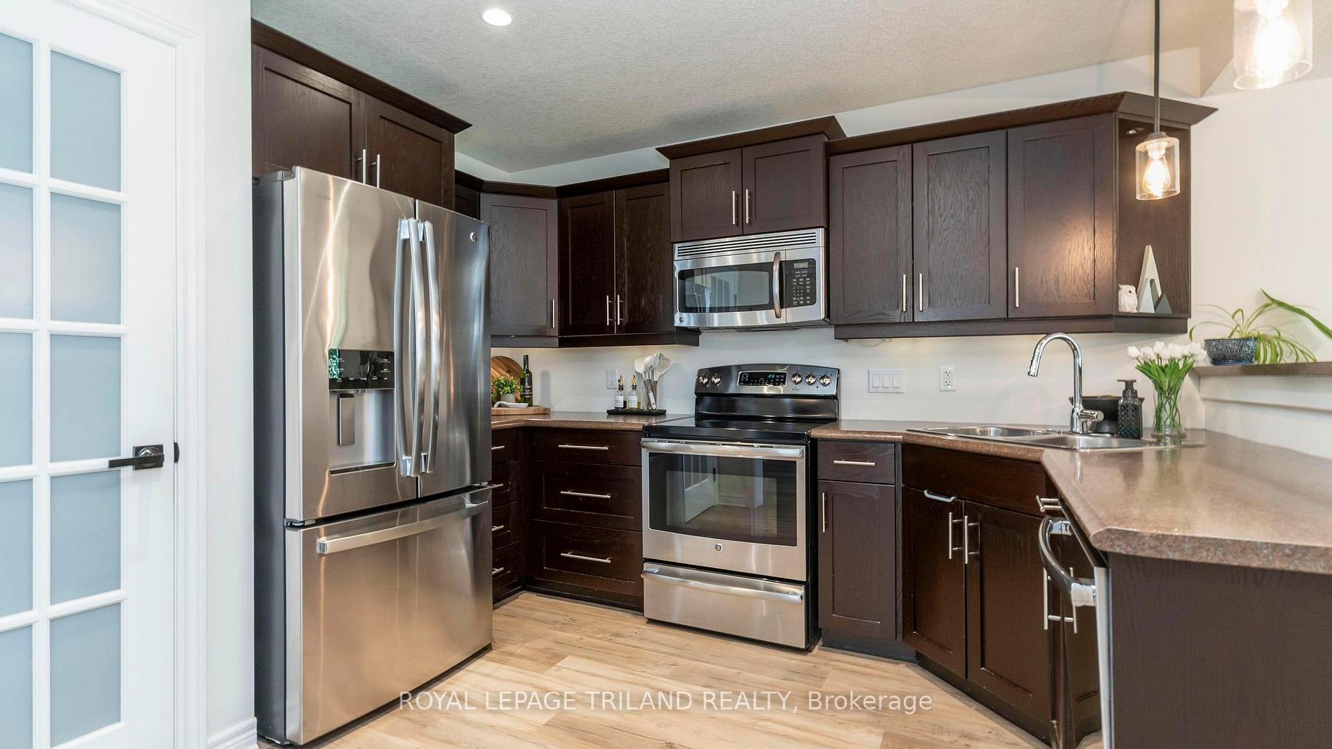 Photo 11 of 34 Pine Valley Drive, St. Thomas — HOMEH